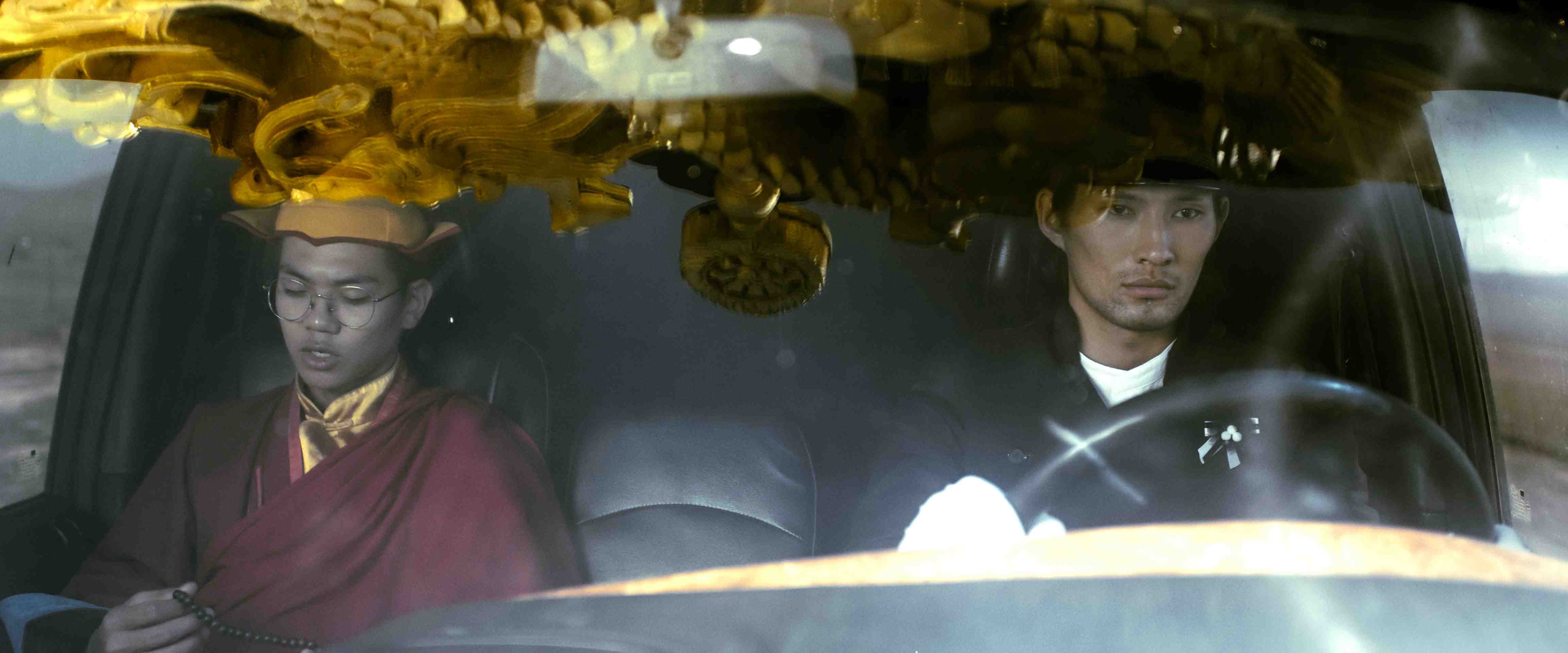蒙古電影《沉默的靈車司機》描述每天在生死邊緣遊走的一名靈車司機匪夷所思的人生際遇。（民族電影節提供）