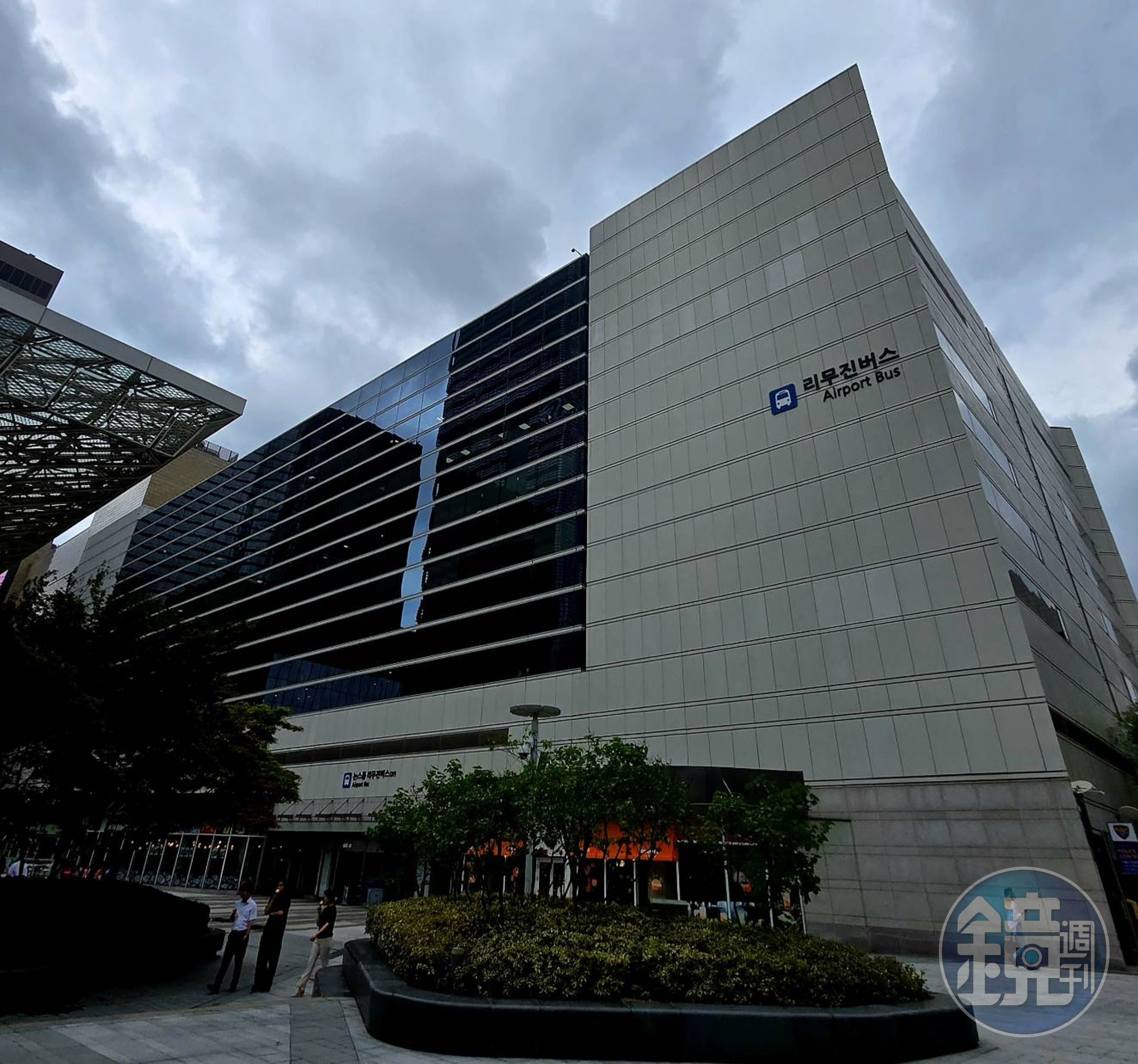 COEX 東側的KCAT（韓國城市機場航站樓）， 提供仁川機場的市區預辦登機服務，再搭乘機場巴士直達機場。