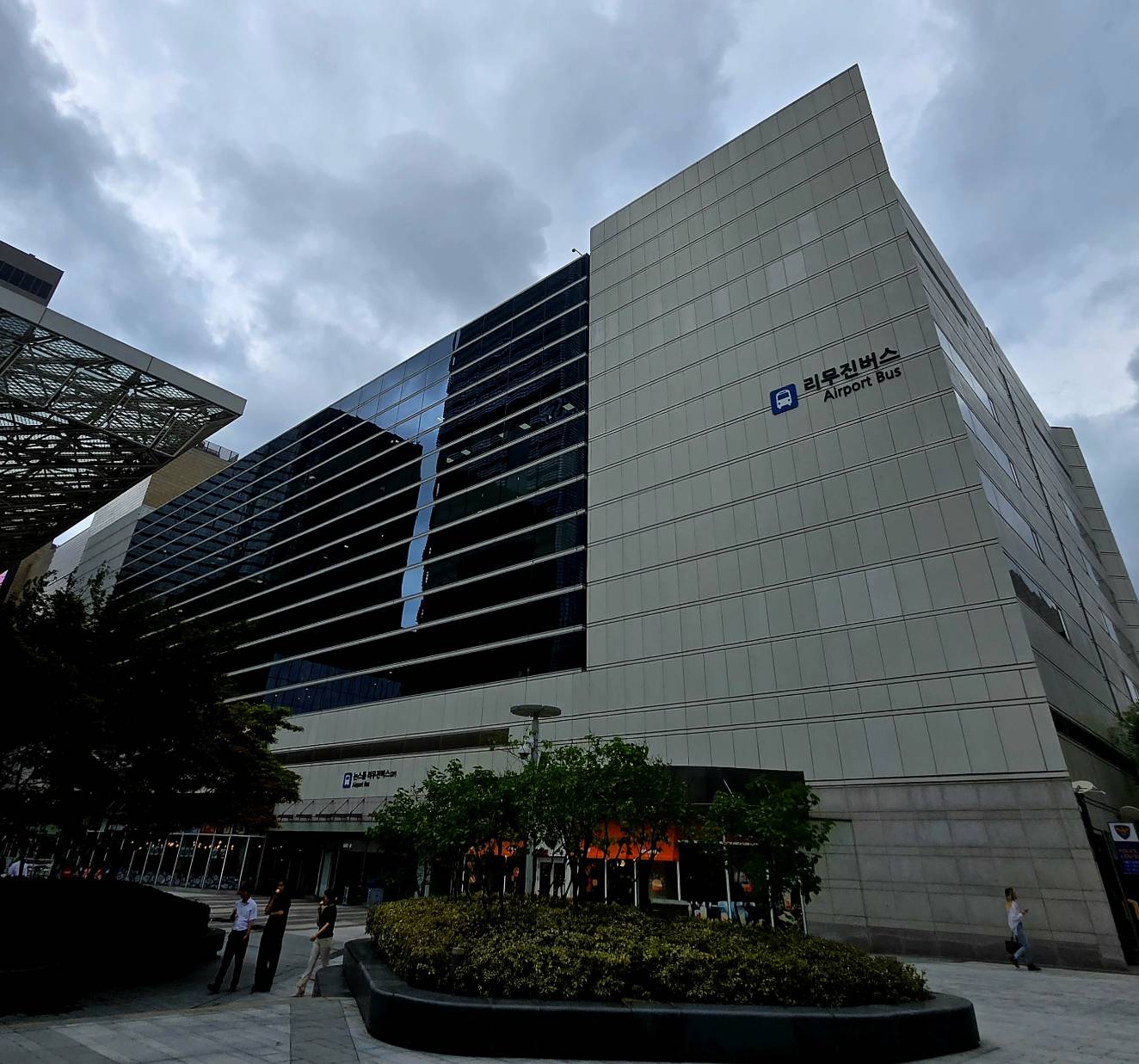 COEX 東側的KCAT(韓國城市機場航站樓), 提供仁川機場的市區預辦登機服務,再搭乘機場巴士直達機場。