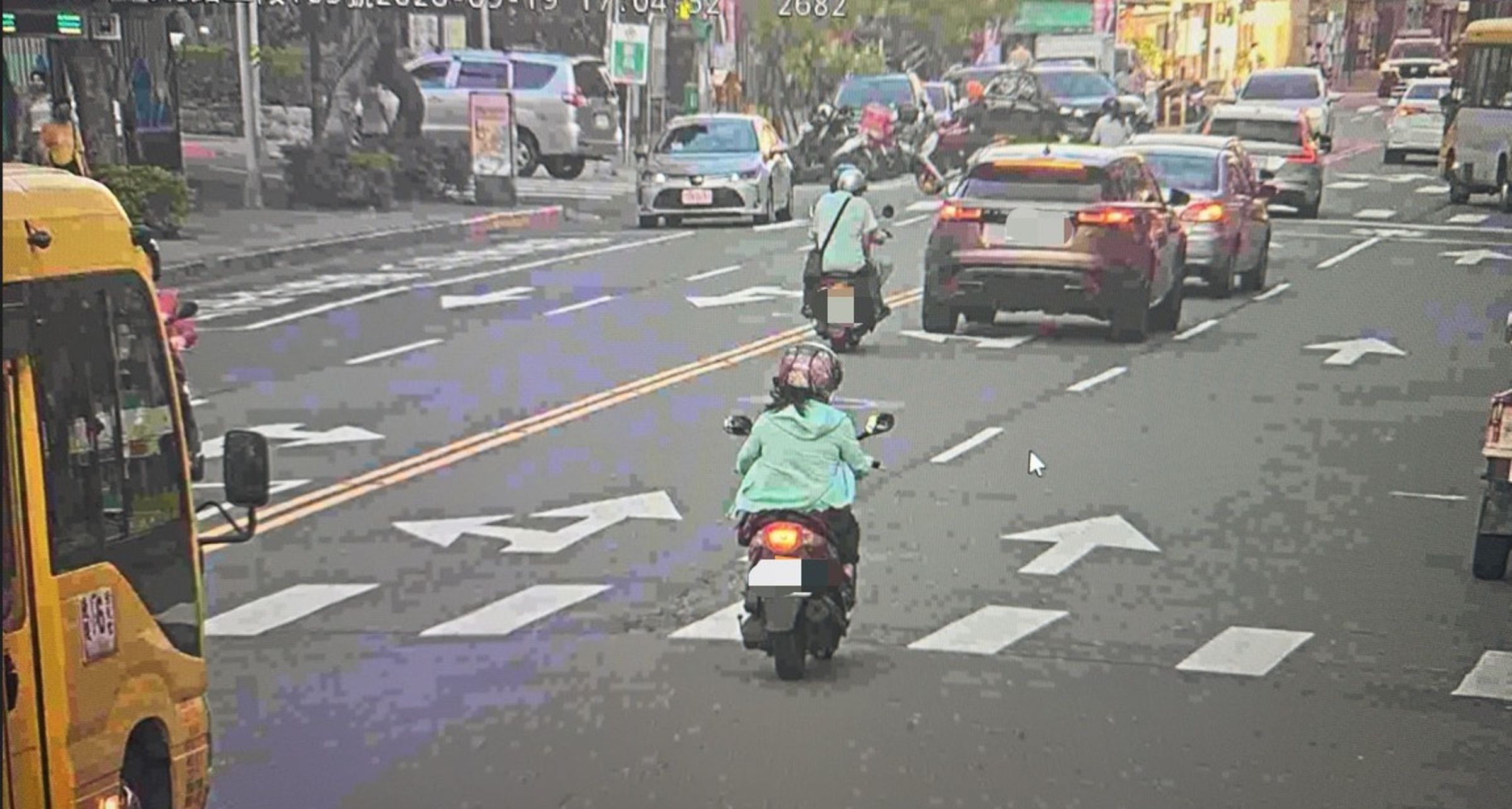 女賊竊取機車後，一路變裝逃亡。警方提供