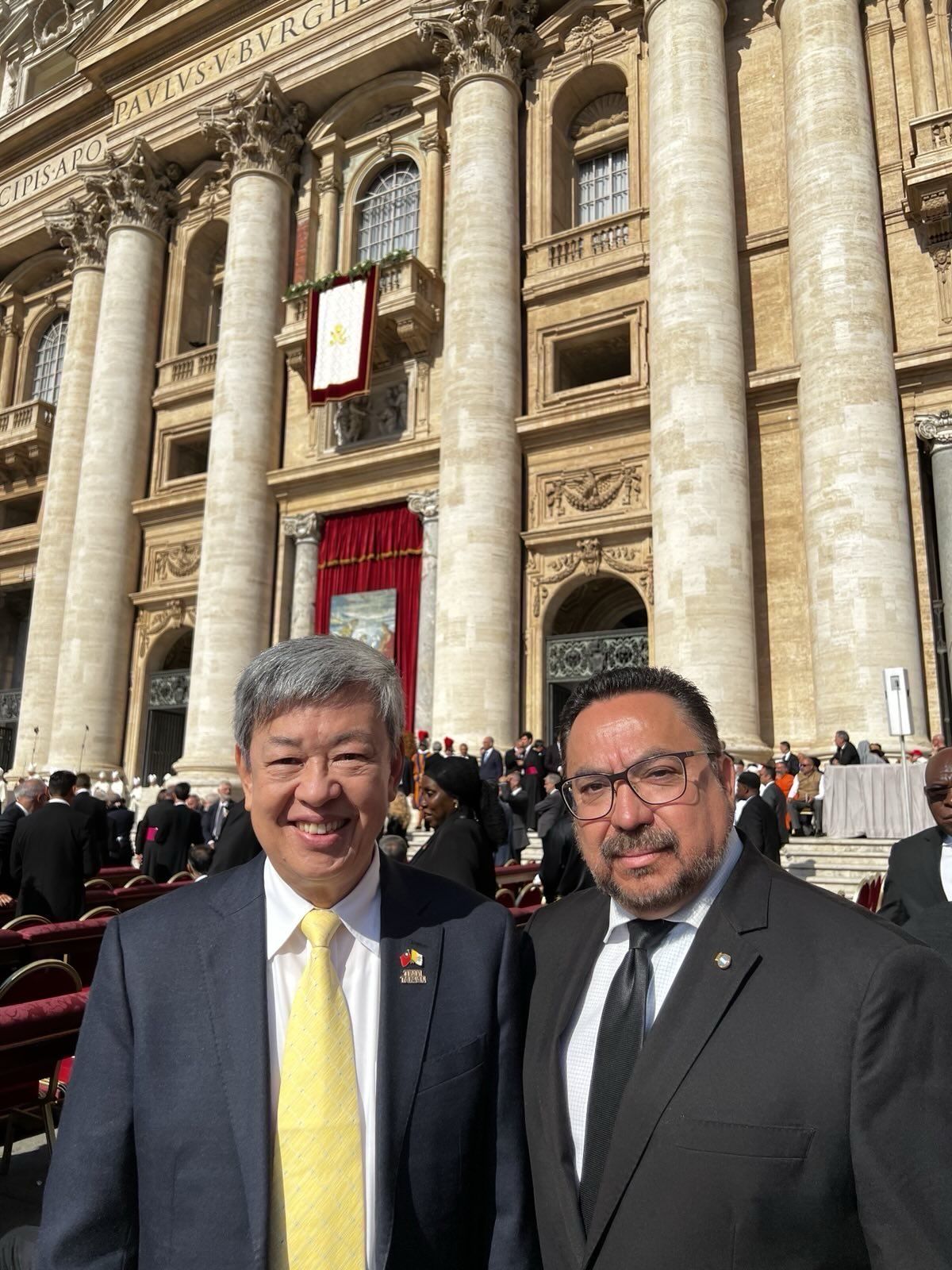 總統特使陳建仁前副總統與瓜地馬拉特使駐教廷大使Alfredo Vásquez Rivera合影。（外交部提供）