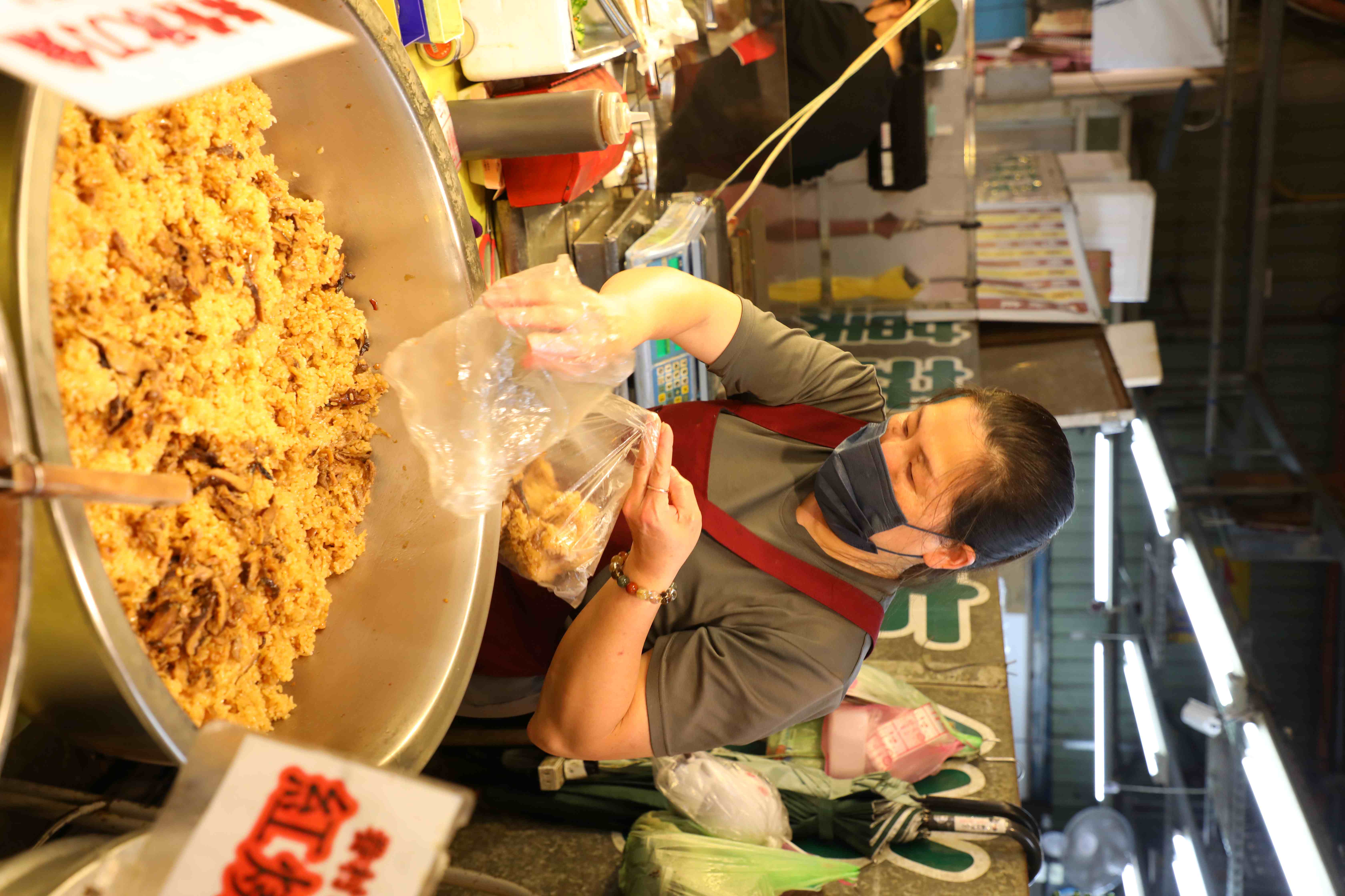 家常美味的「油飯」裝在大鋁盆中，短短3小時就售罄。（50元／袋、100元／盒）