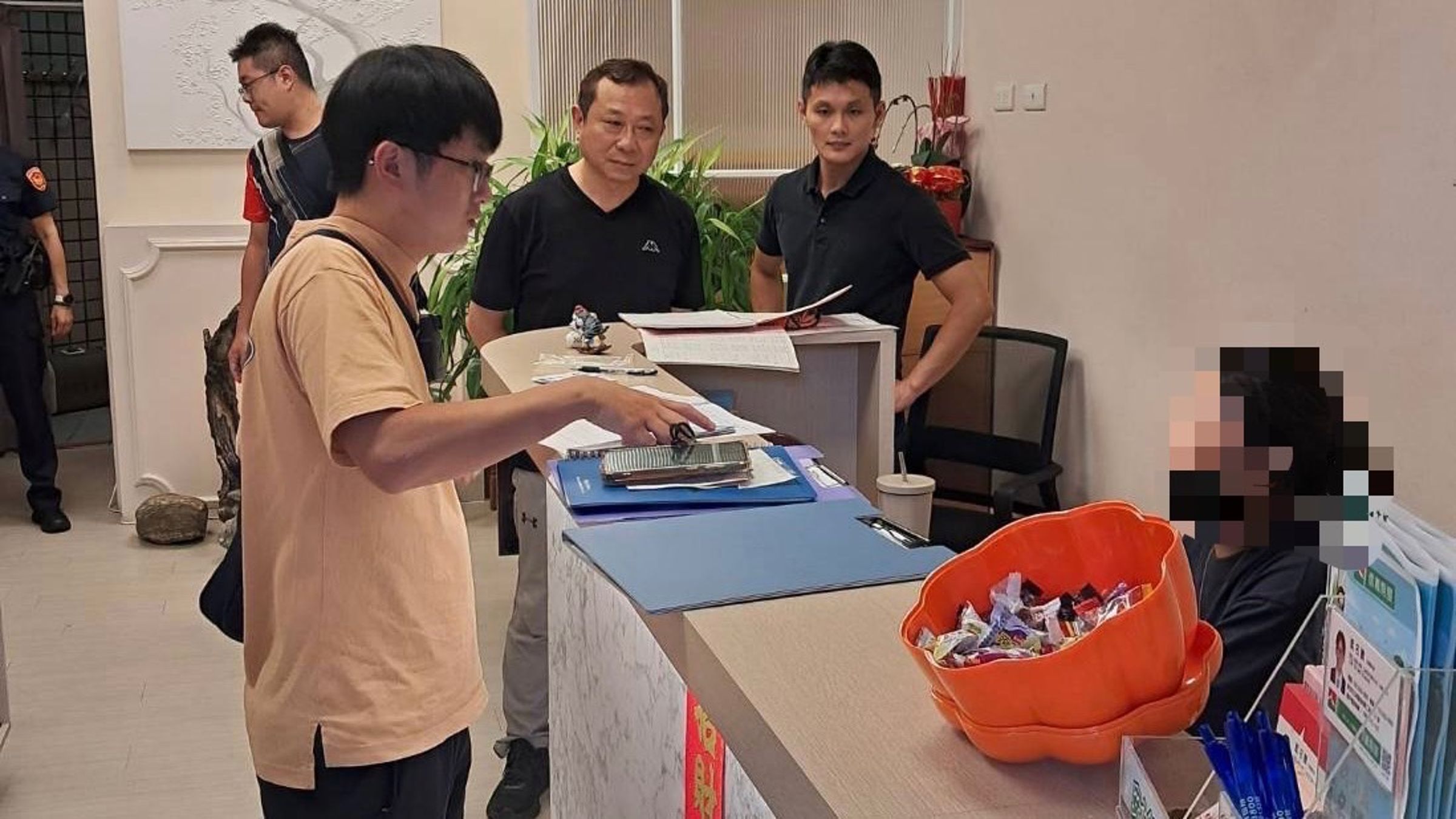 警方在櫃檯查扣帳冊。（警方提供）