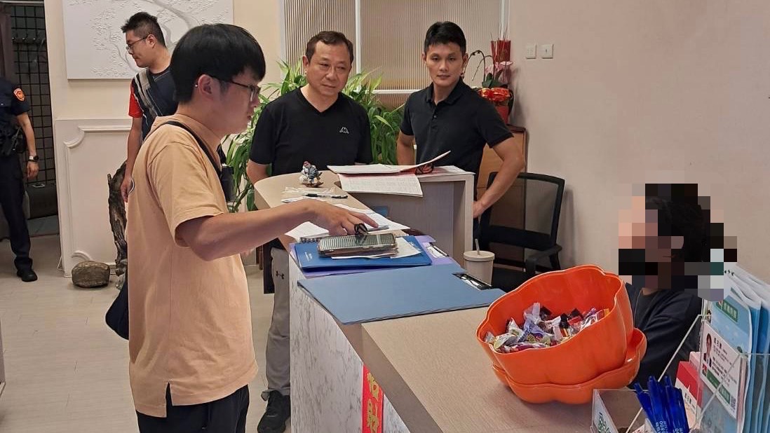 警方在櫃檯查扣帳冊。（警方提供）