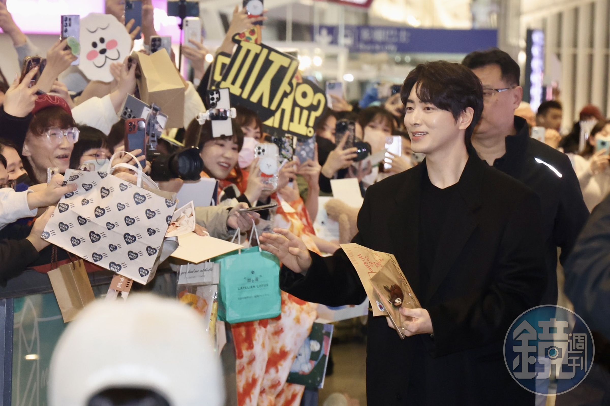 韓星李浚赫抵台接受500粉絲熱情接機,他走向粉絲一一收信。