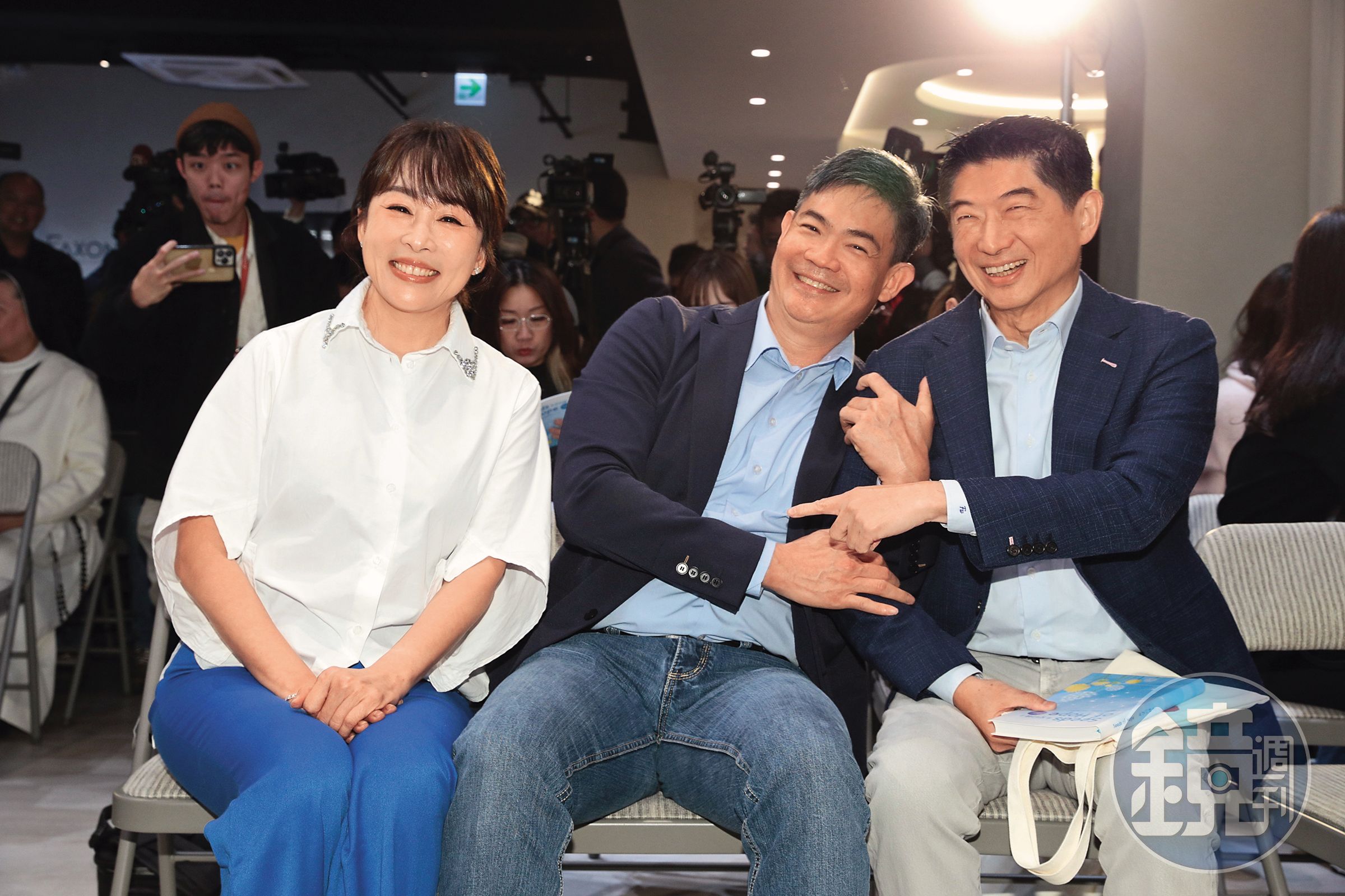 路永佳（左起）和老公連勝武、北市議員陳炳甫同框，上演「不被愛的那個才是小三」。（誤）