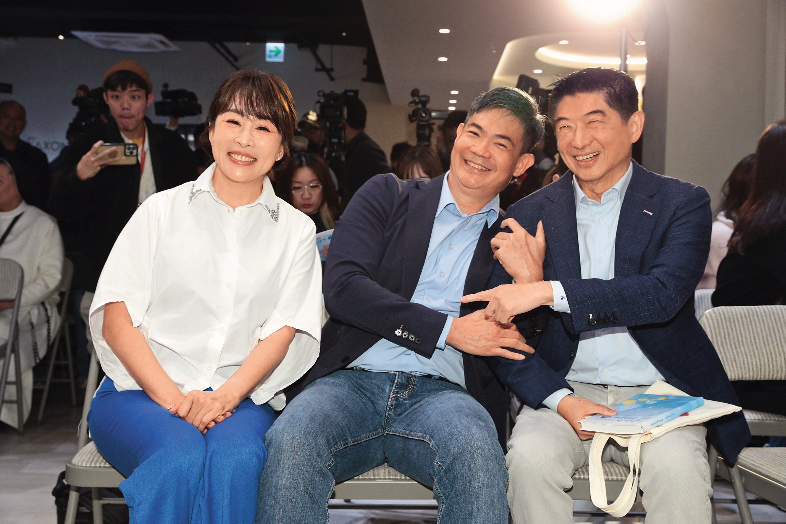 路永佳（左起）和老公連勝武、北市議員陳炳甫同框，上演「不被愛的那個才是小三」。（誤）