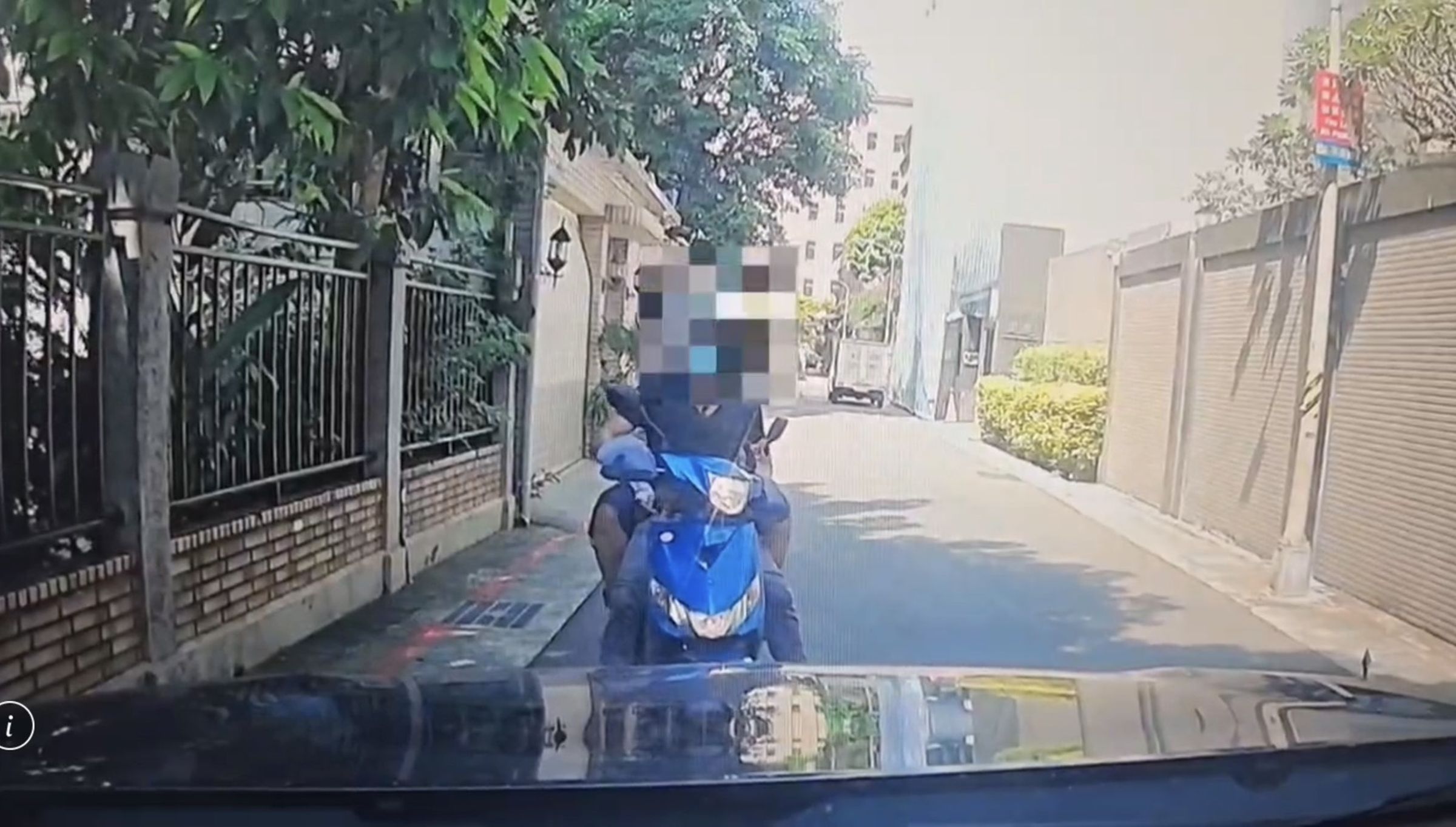 一部雙載機車日前在單行道逆向行駛，與迎面而來的警車狹路相逢。翻攝畫面