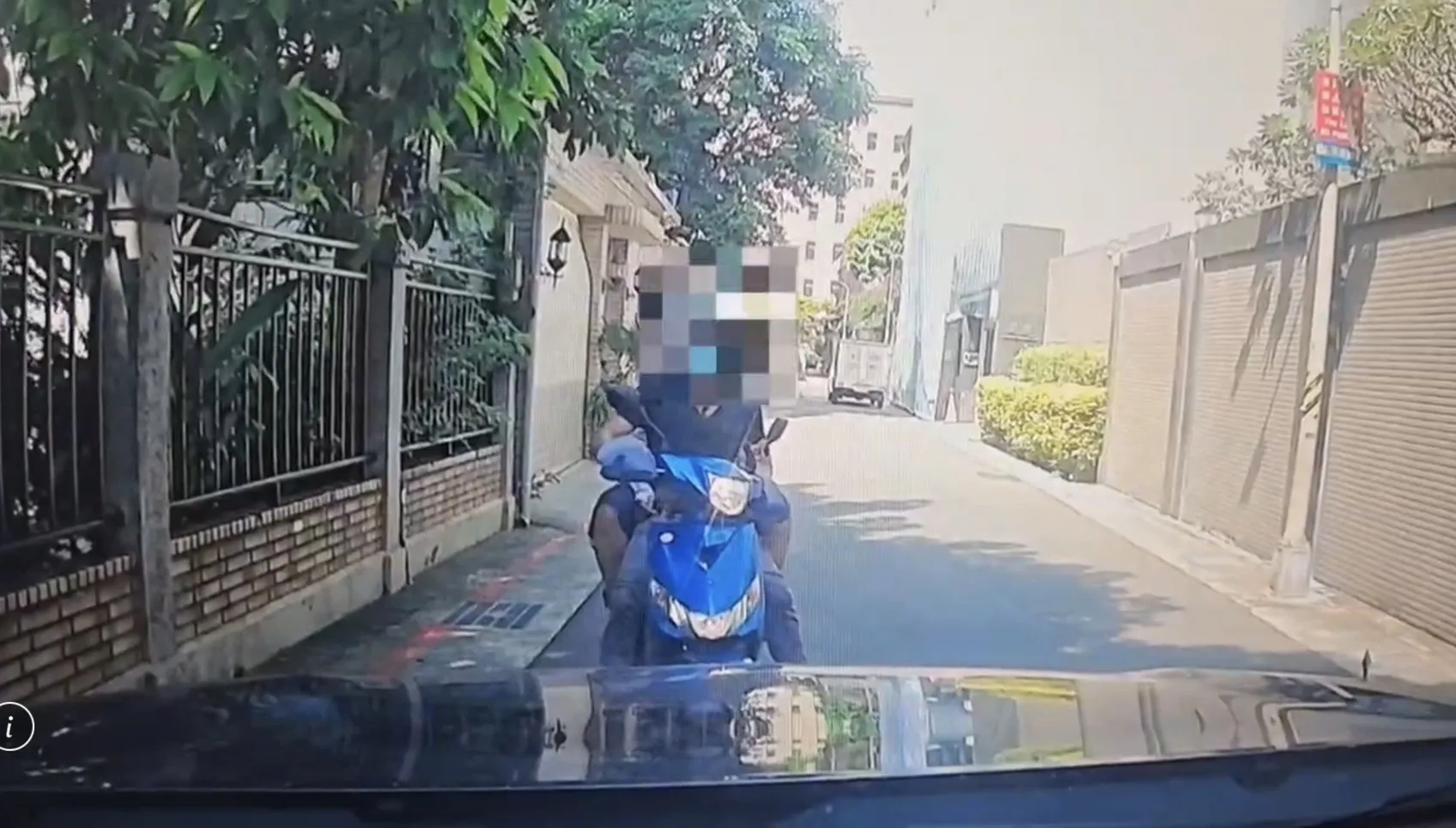 一部雙載機車日前在單行道逆向行駛，與迎面而來的警車狹路相逢。翻攝畫面