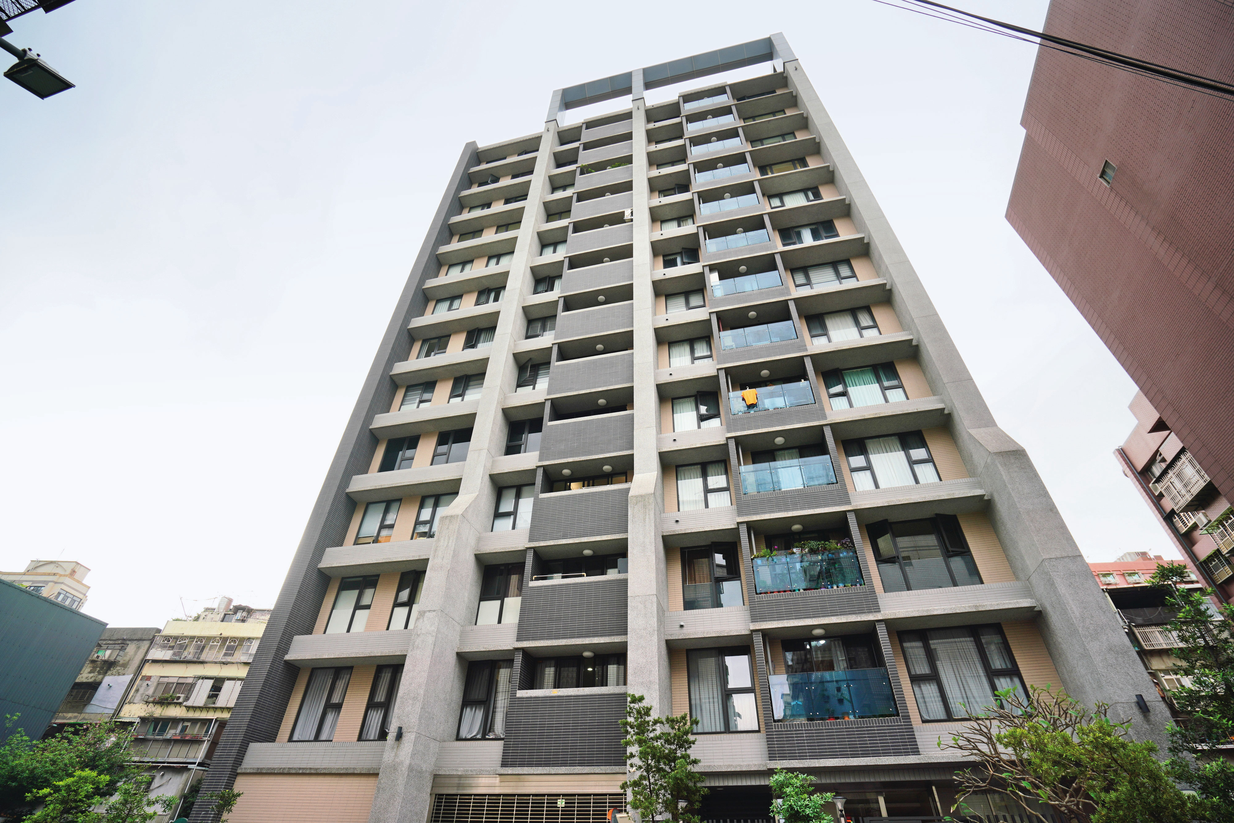 蘆洲熱血民眾揪團都更，海砂老公寓翻身新宅，是新北市首宗成功自主更新案。