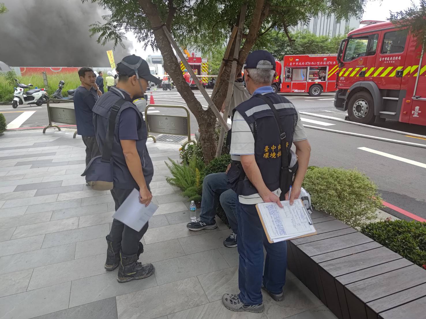 台中市北屯區敦平街新建社宅火警，到下午仍在悶燒。（台中市政府提供）