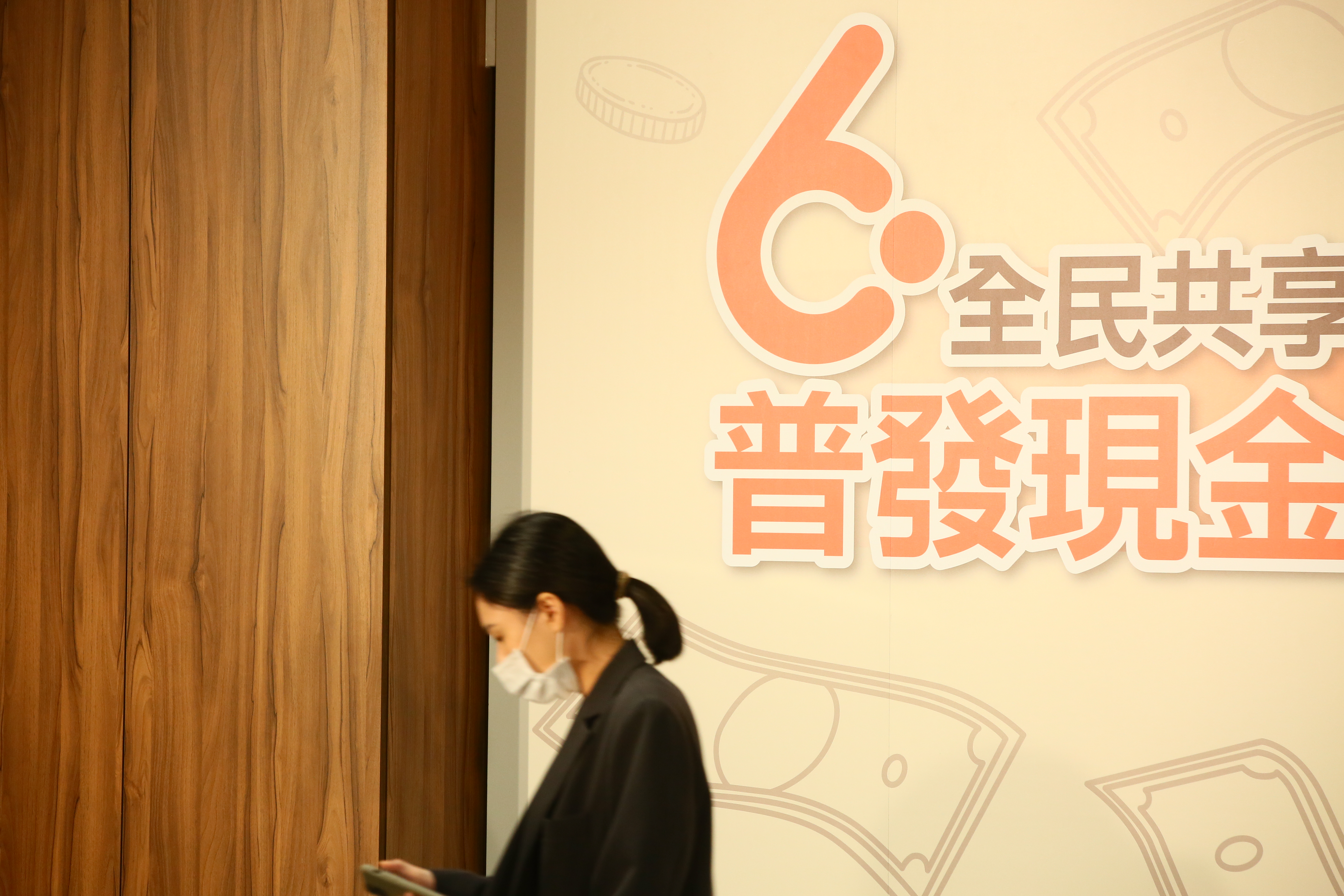 全民普發現金新台幣6,000元領取期限到10月底，目前約有16萬人未領取。