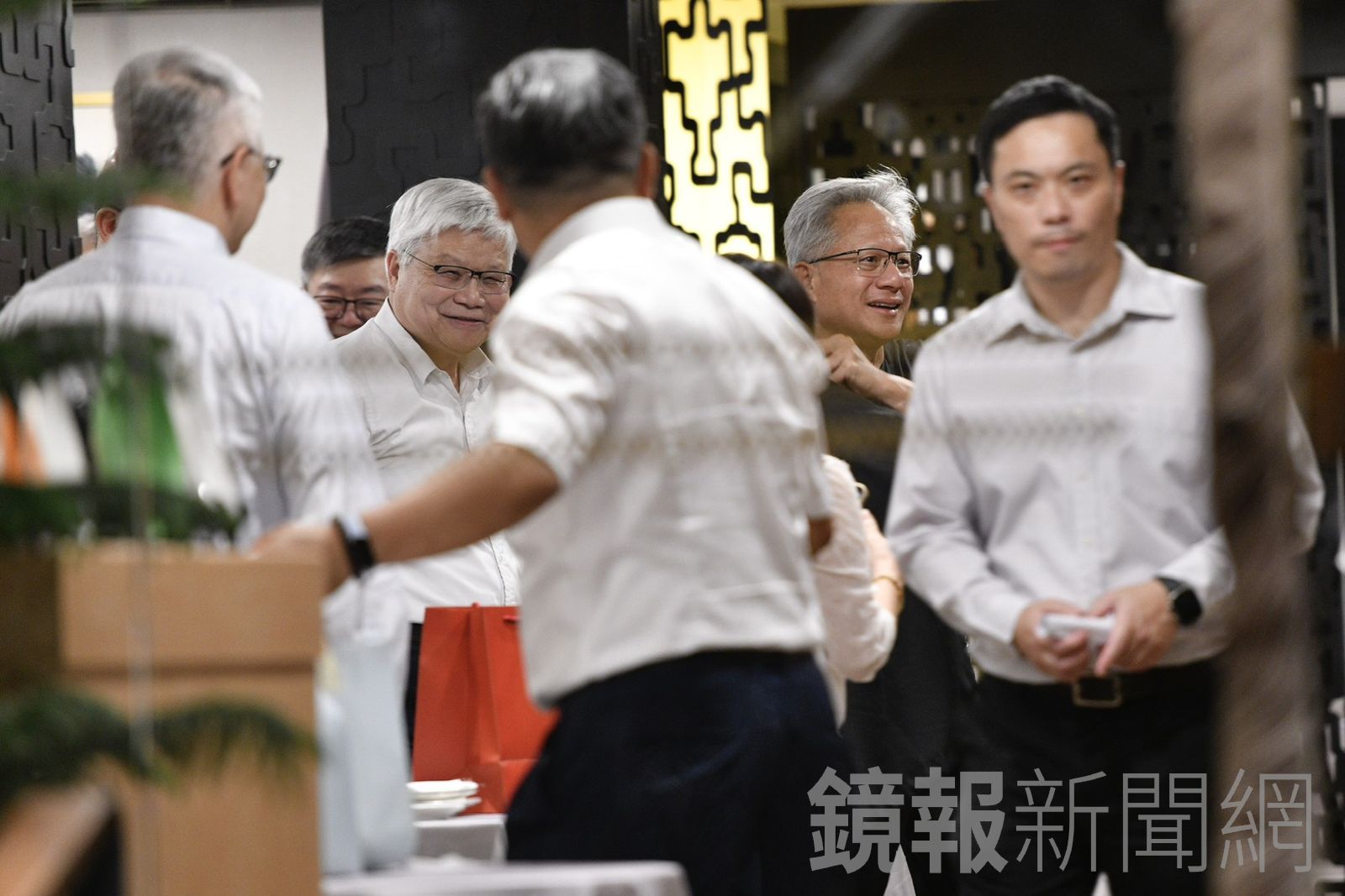 魏哲嘉、黃仁勳在三六食府用晚餐。