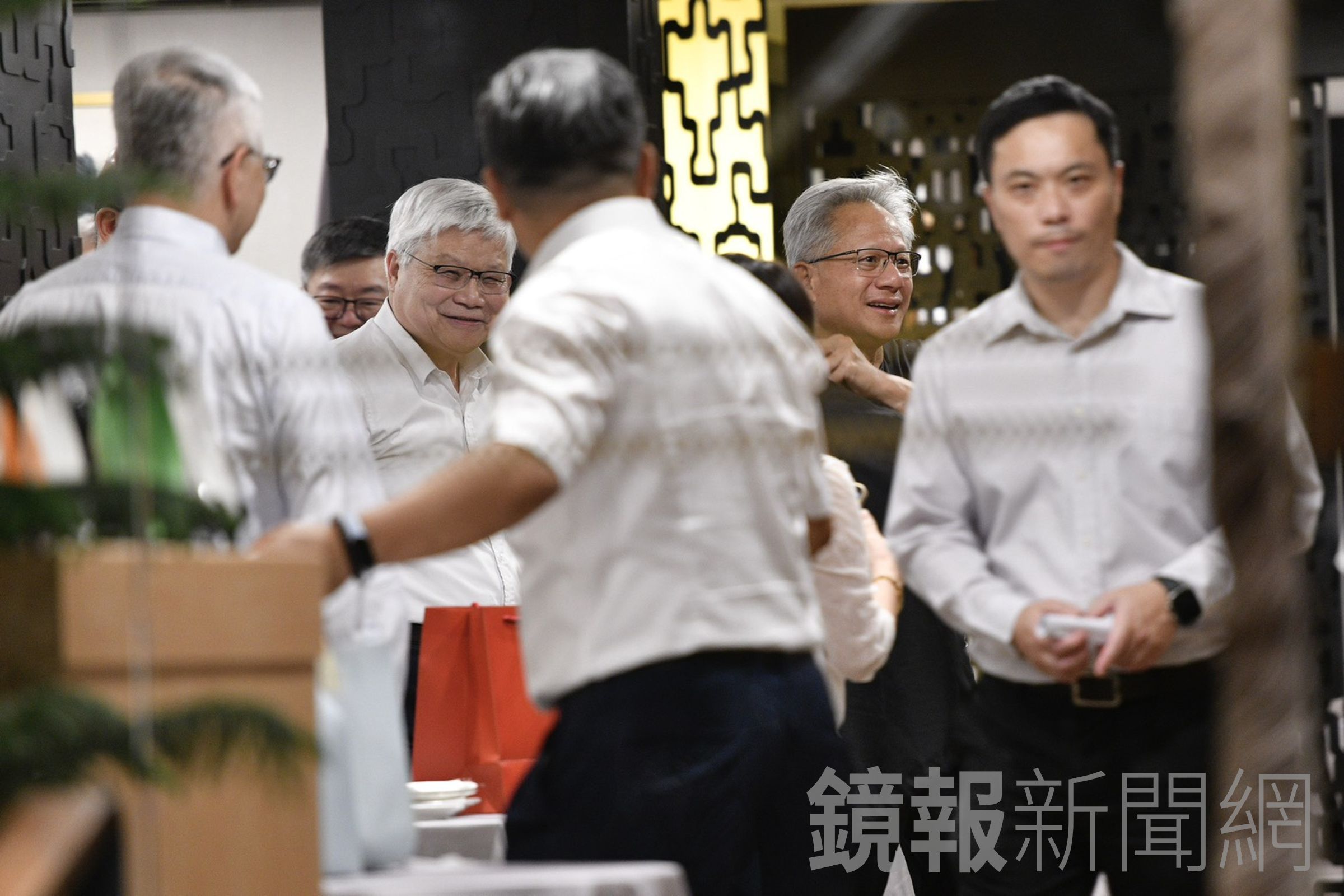 魏哲嘉、黃仁勳在三六食府用晚餐。