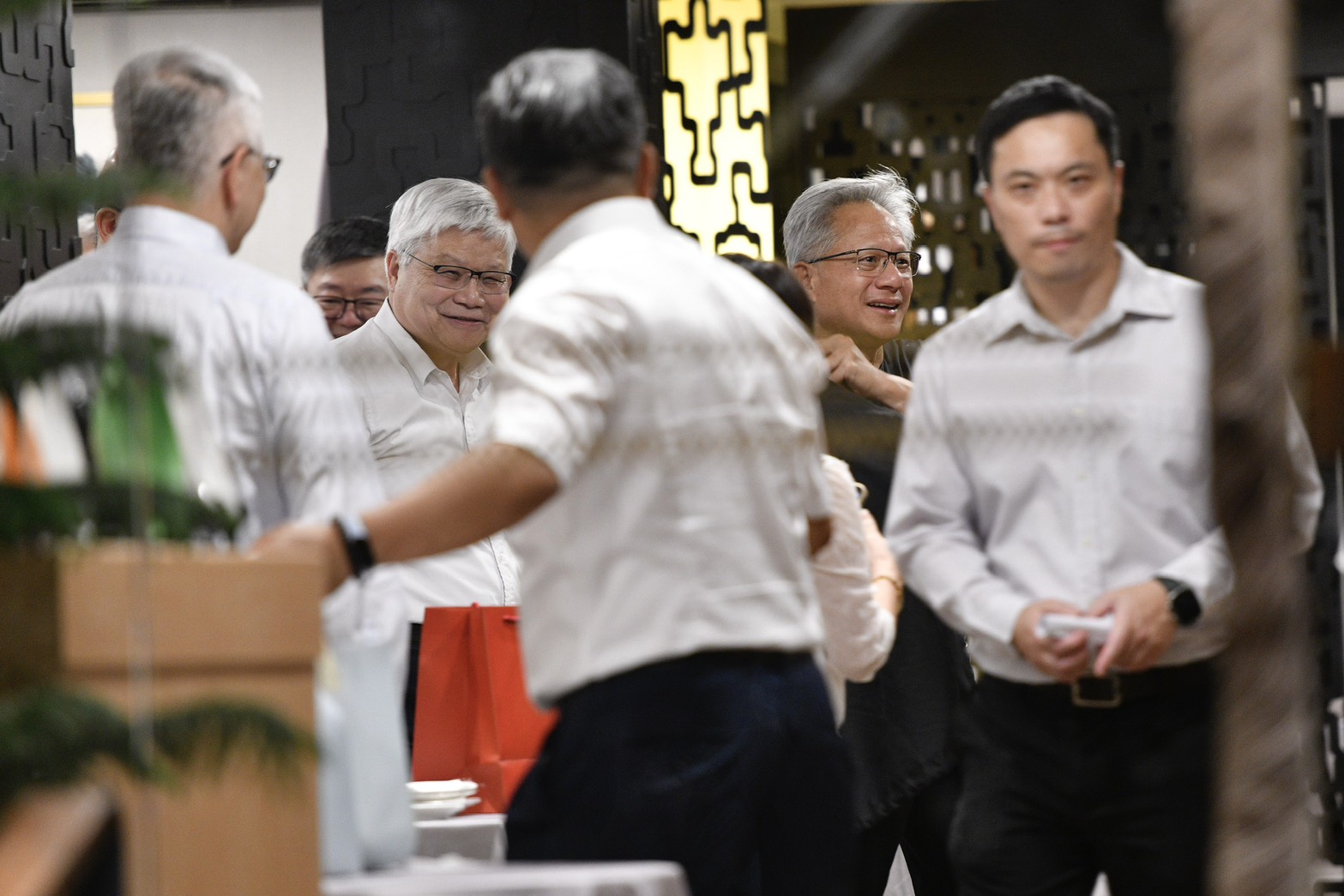 魏哲嘉、黃仁勳在三六食府用晚餐。