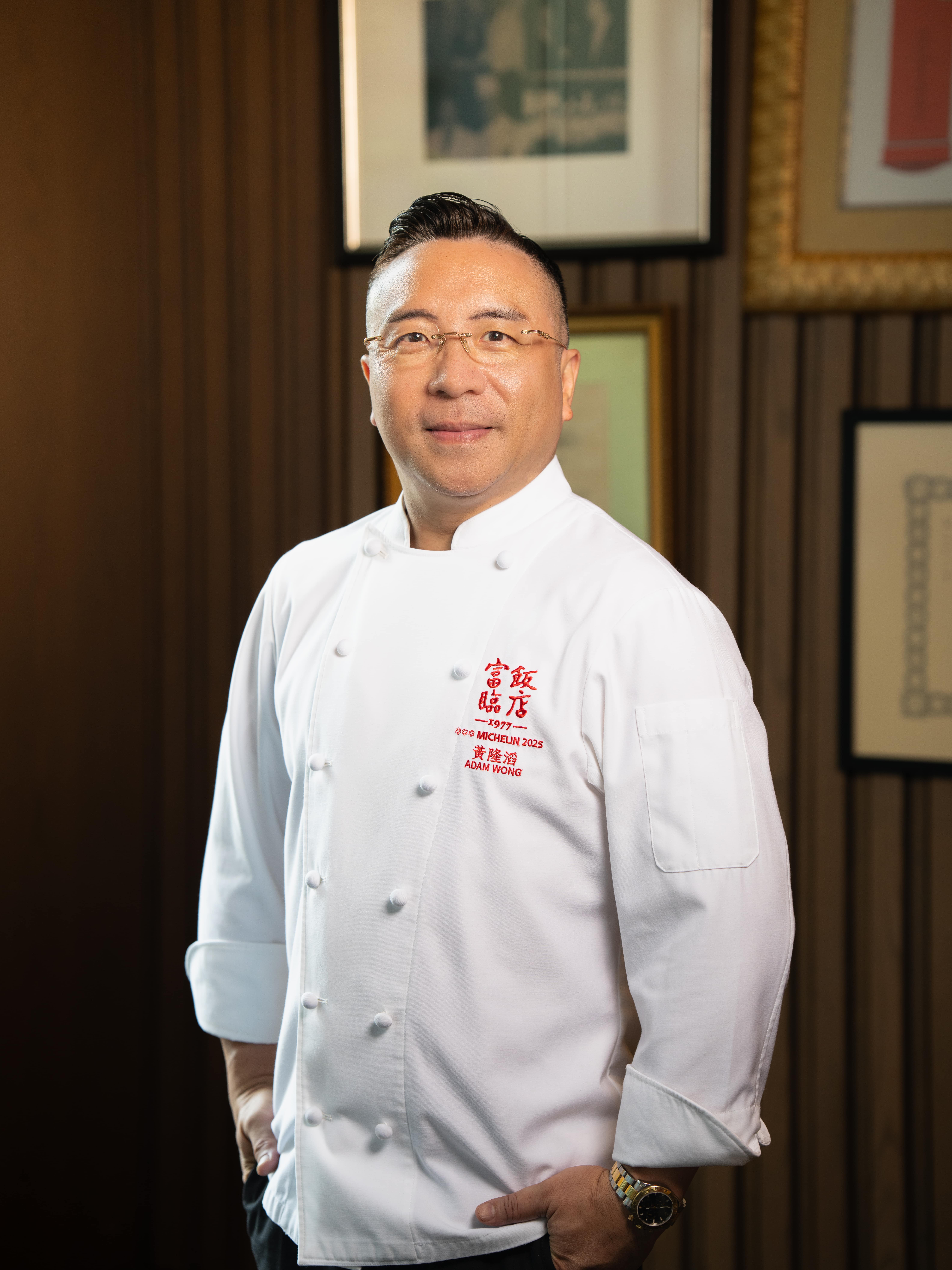 現任行政總廚黃隆滔（Adam Wong）傳承了楊貫一大師的極致廚藝，讓富臨飯店穩坐香港米其林三星位置多年。（富臨飯店提供）