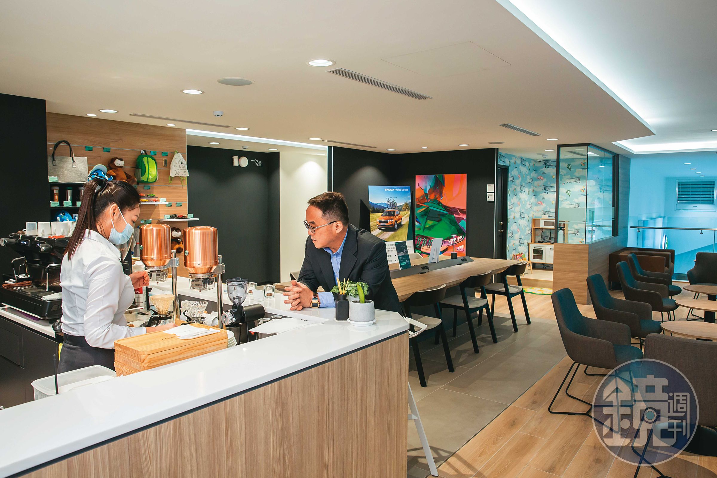 內湖ŠKODA展示間、客休室以簡潔歐風家具陳設,並使用5星級飯店等級的餐飲設備。