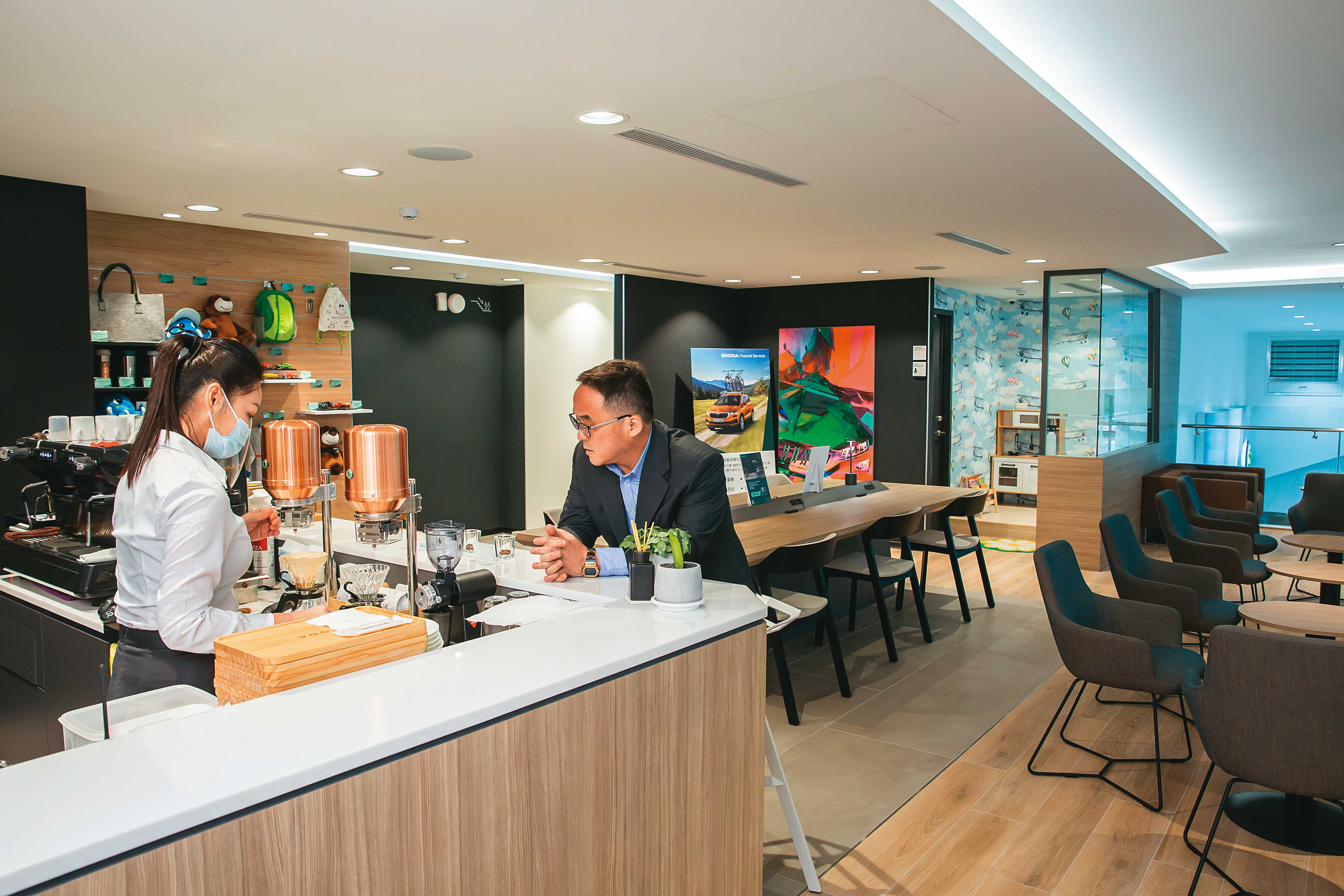 內湖ŠKODA展示間、客休室以簡潔歐風家具陳設,並使用5星級飯店等級的餐飲設備。