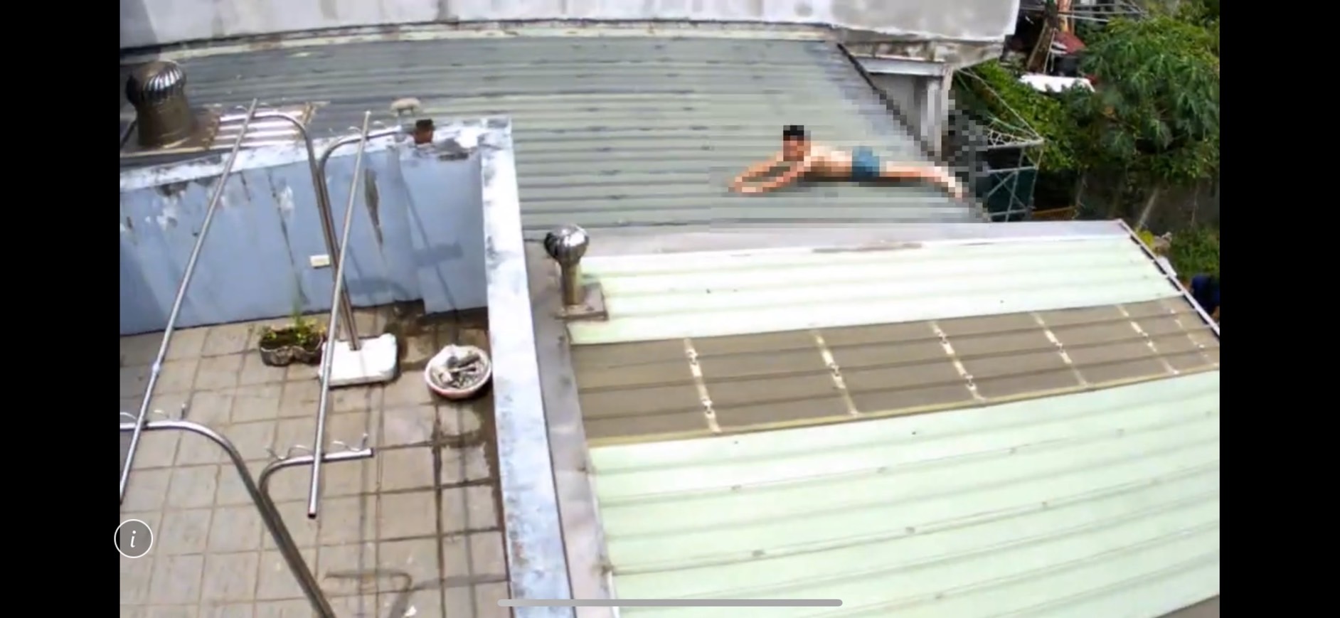 涉嫌製毒販毒的李姓父子檔,其子發現警方上門,僅穿一條內褲往鐵皮屋頂逃逸。(翻攝畫面)