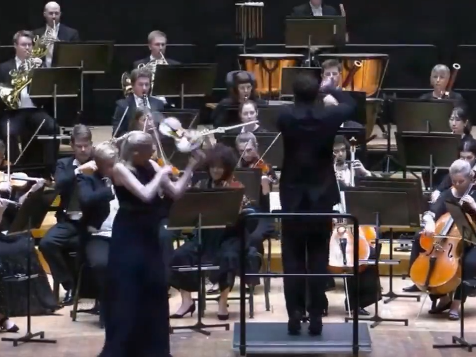 小提琴家手上的瓜達尼尼名琴被指揮打飛。（翻攝X@CollinRugg）