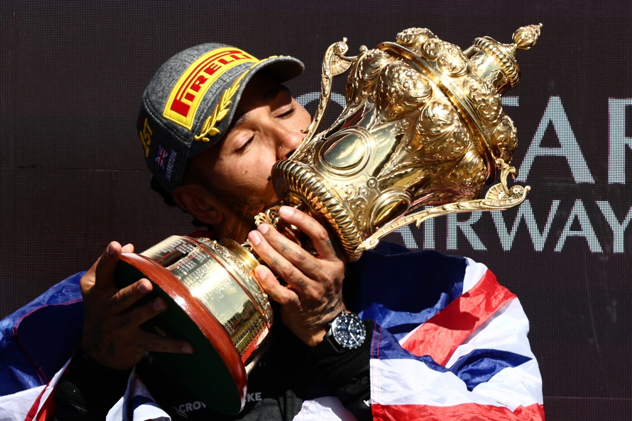 路易斯·漢米爾拿下F1英國站冠軍，頒獎台上他配戴著飛行員高性能計時腕錶41 Mercedes-AMG PETRONAS Formula One™ Team別版。