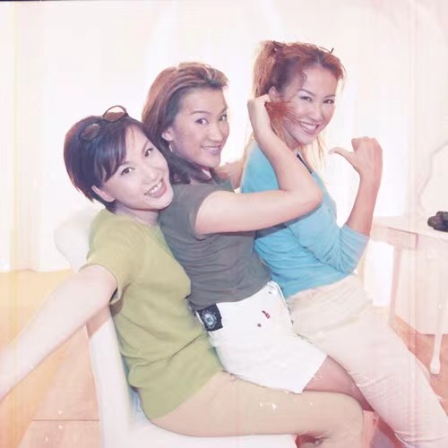 CoCo李玟生前和二姊NANCY(中)、大姊Carol感情甚篤曾合唱。（時尚芭莎提供）