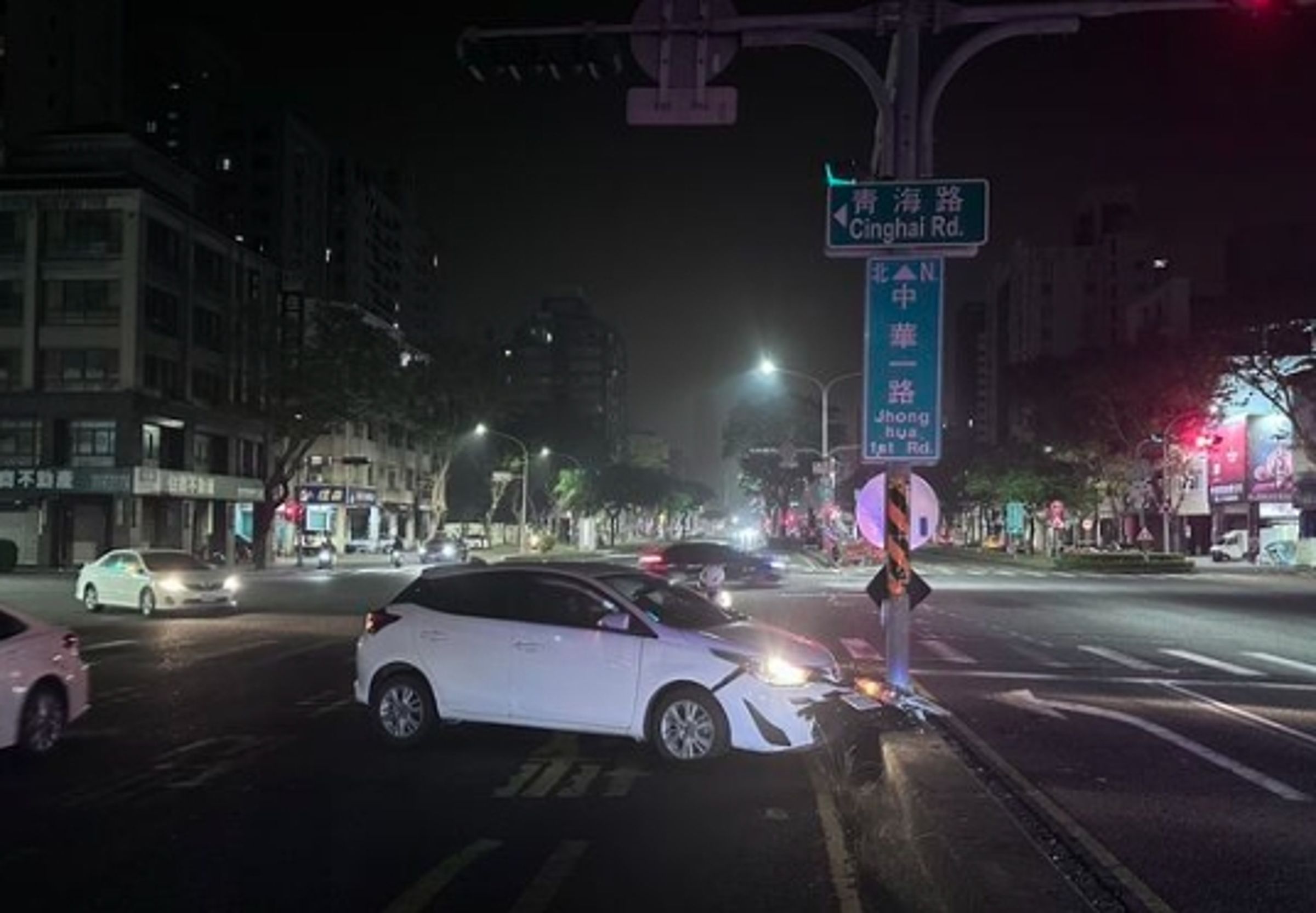 離奇!今日凌晨一輛白色自小客車突自撞分隔島發出巨響,但駕駛卻「人間蒸發」。(翻攝畫面)