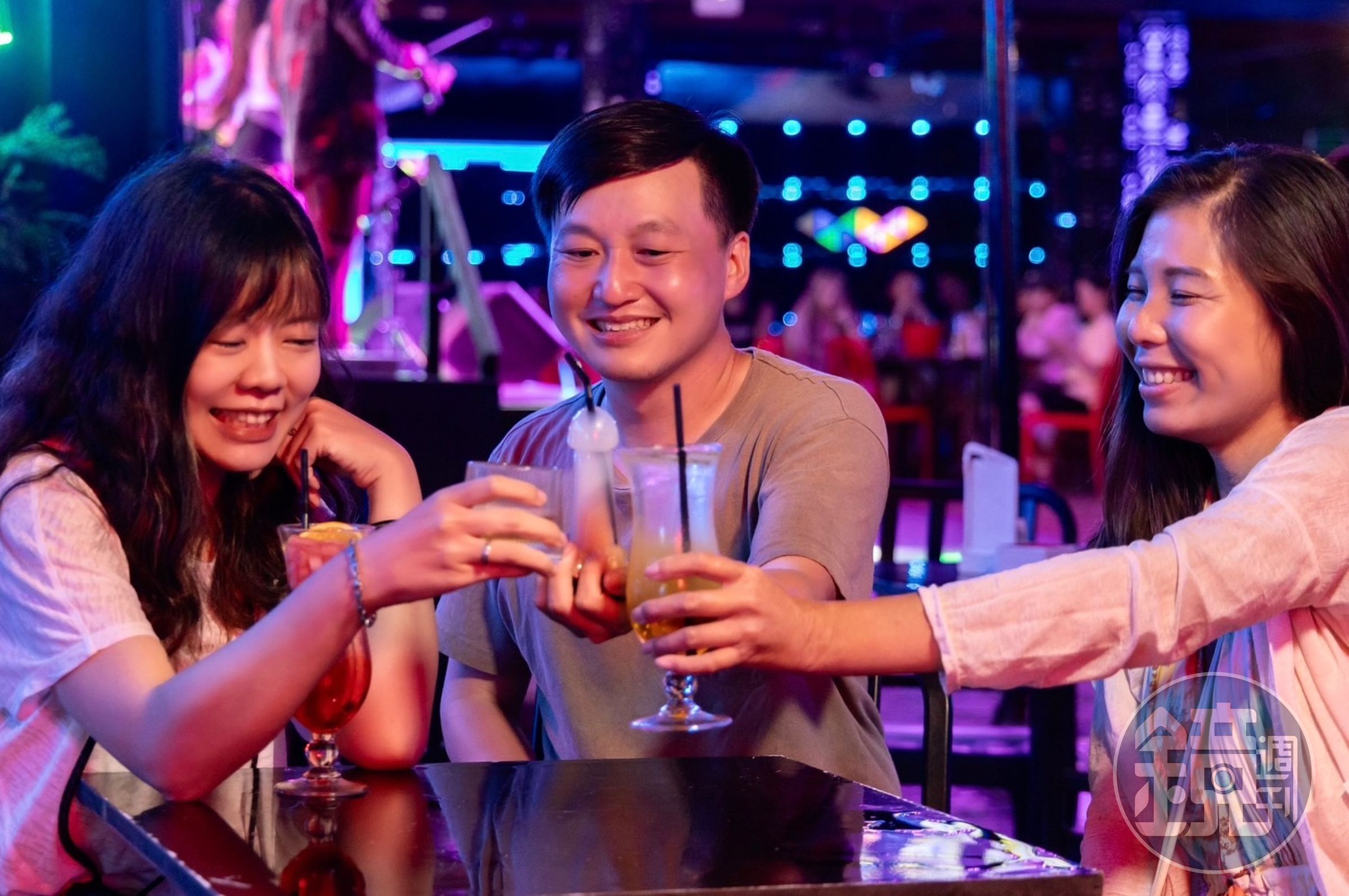 在巴拉望的夜晚想要嗨，首推公主港最大間酒吧「Tiki Resto Bar」。 