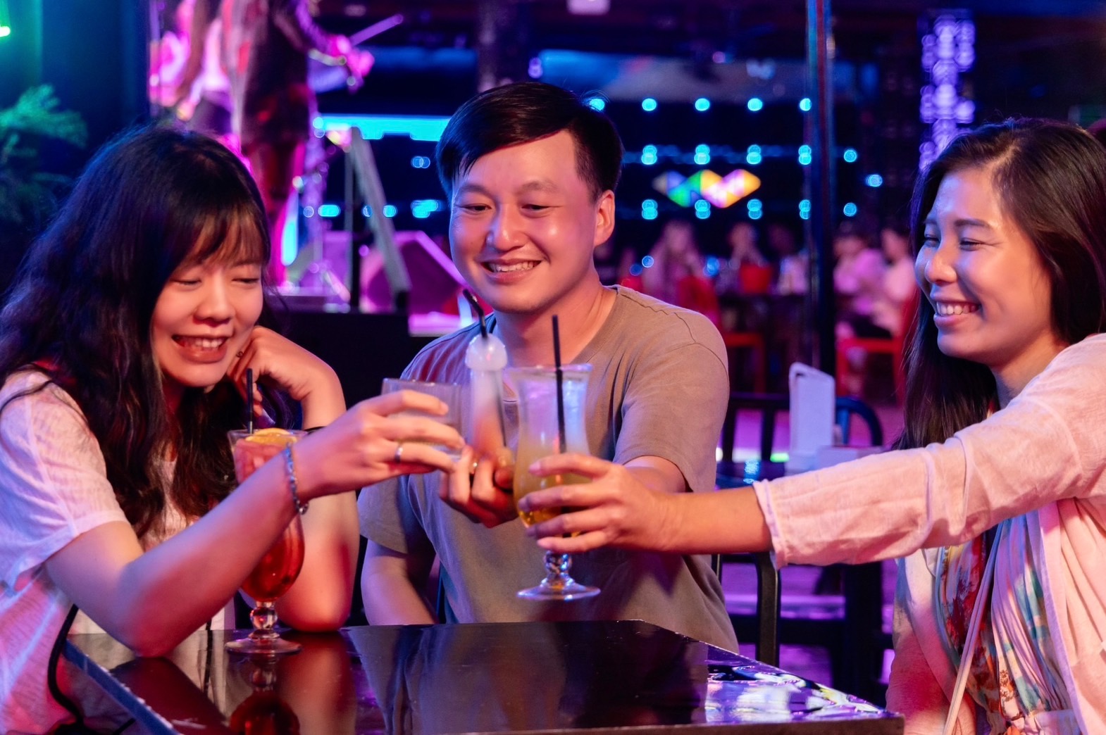 在巴拉望的夜晚想要嗨，首推公主港最大間酒吧「Tiki Resto Bar」。 