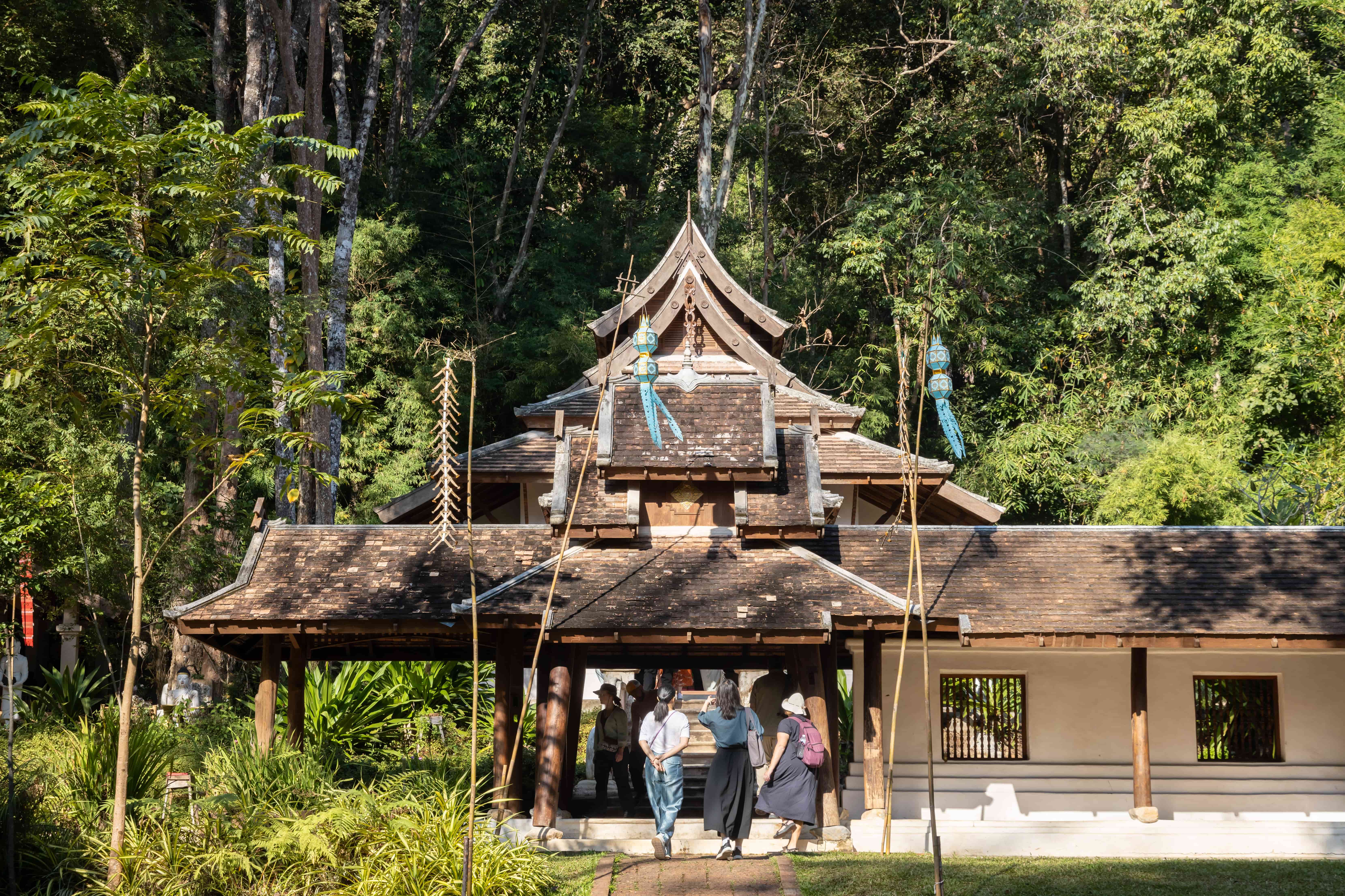 與鬱鬱蔥蔥的山林幾乎融為一體的「帕拉寺」（Wat Pha Lat）外觀。