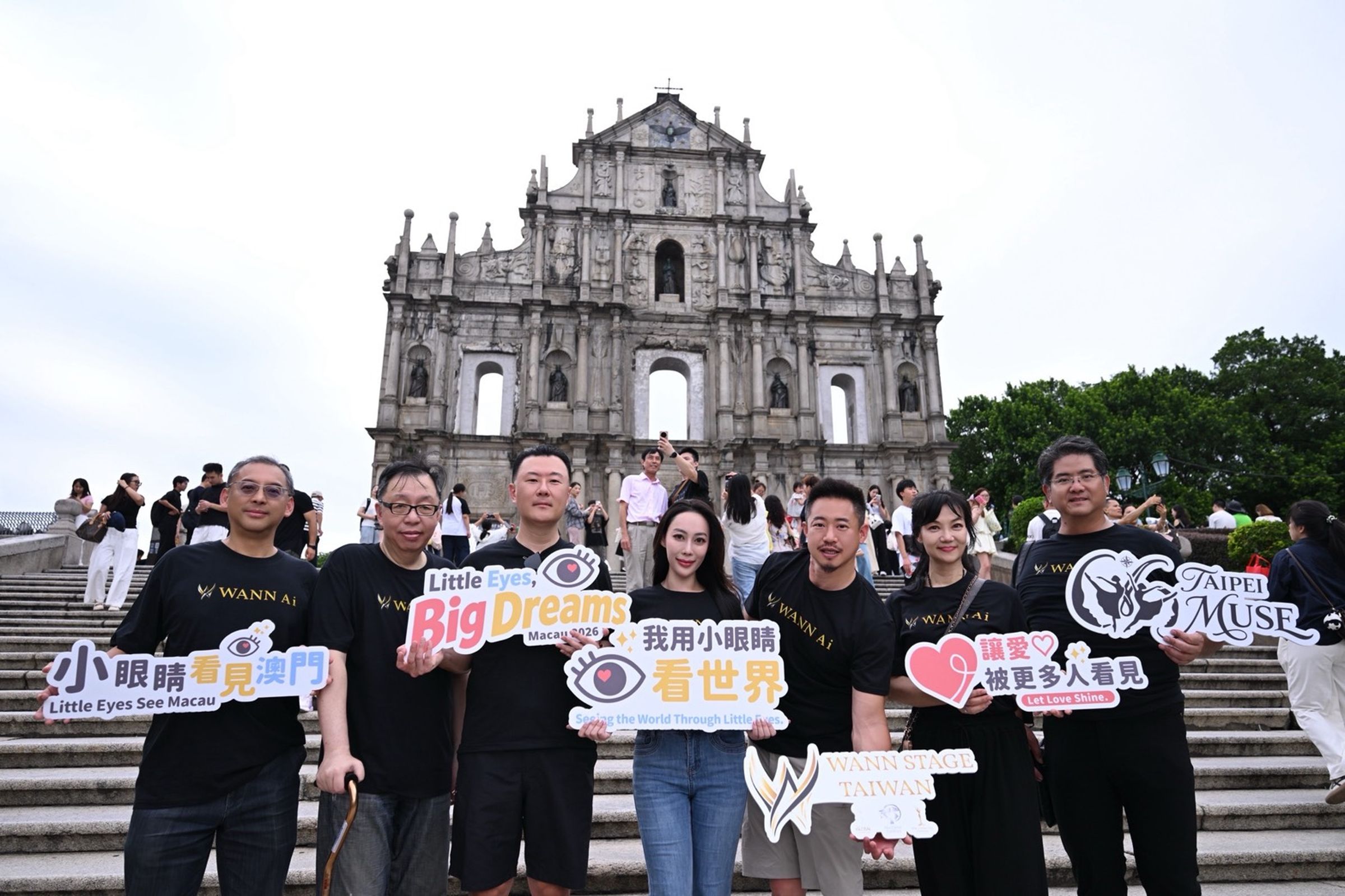旺愛國際文化藝術協會與企業領袖領軍選美佳麗和弱勢孩童做公益。旺愛國際文化藝術協會提供