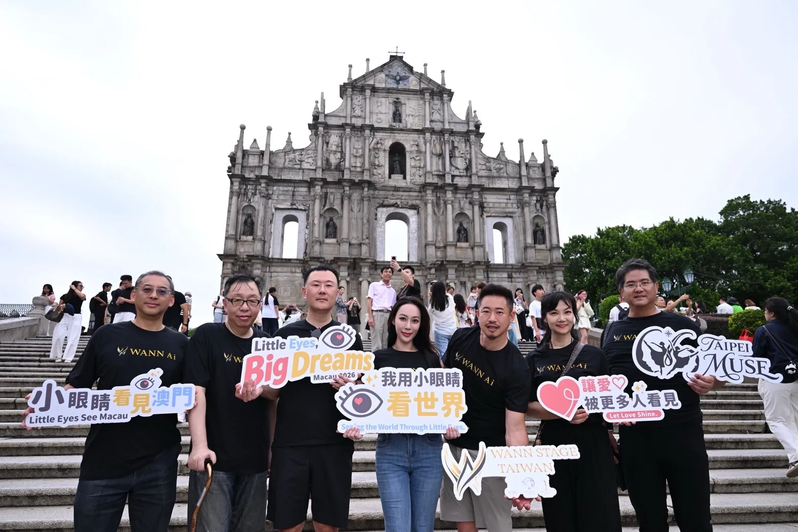 旺愛國際文化藝術協會與企業領袖領軍選美佳麗和弱勢孩童做公益。旺愛國際文化藝術協會提供