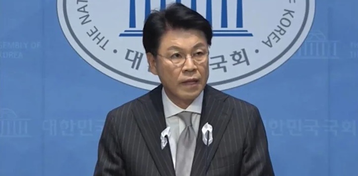 南韓執政黨國民力量前國會議員張濟元，被發現在首爾江東區某住商混合大樓內輕生，享年57歲，現場留有疑似親筆遺書。（翻攝SBS NEWS網站）