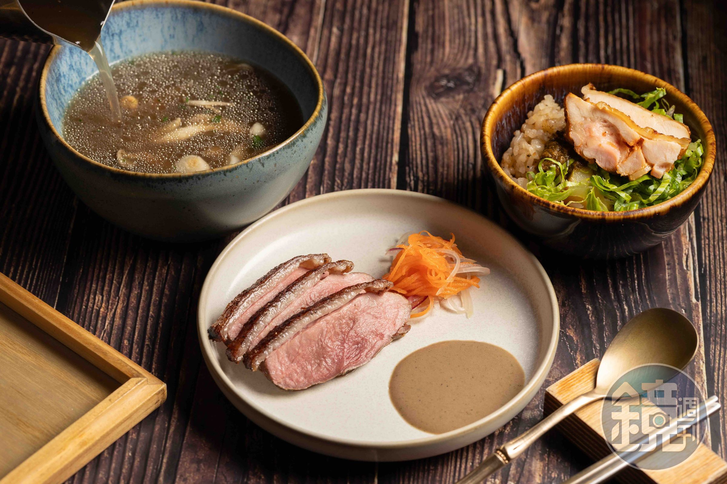 新一季主餐選用彰化的玉露鴨,搭配沖繩料理塔可飯與用大量香菇、野菇與雞骨熬煮的湯。