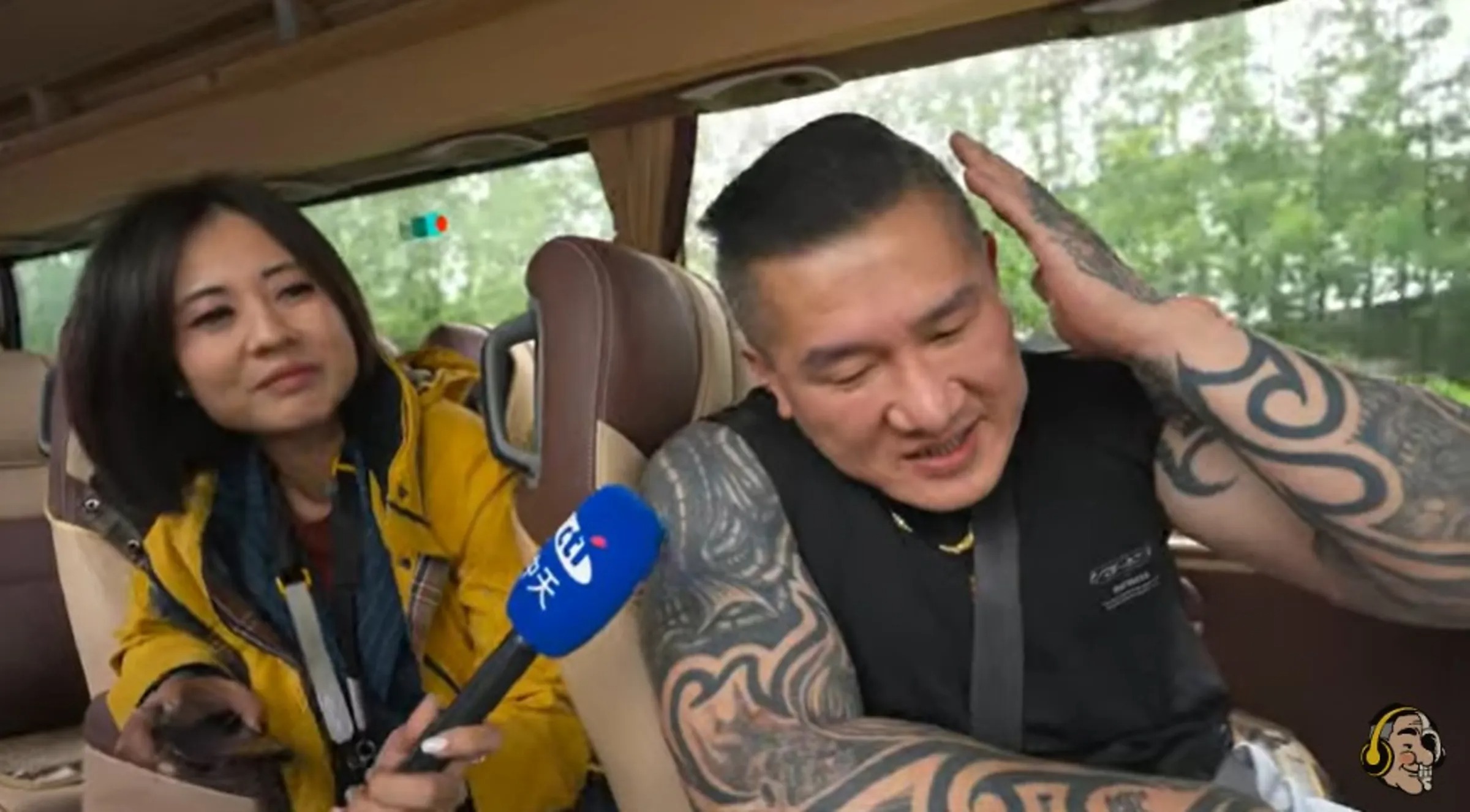 館長繼續前往上海朱家角一日遊，在車上接受記者採訪並直播。圖片取自館長惡名昭彰YT 頻道