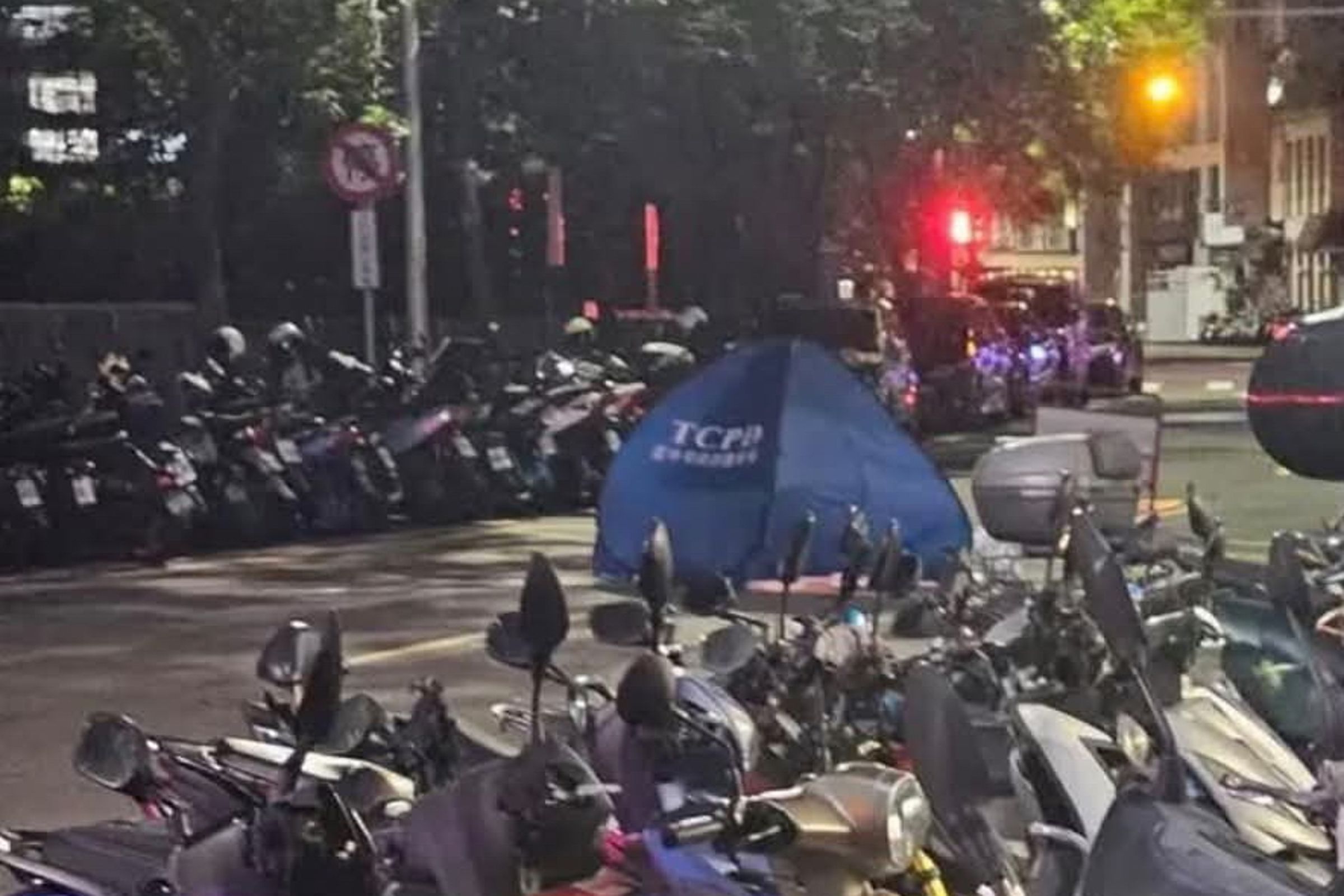 陳女返家途中行經斑馬線,突遭30歲林姓男子駕駛賓士車從後方猛烈撞擊。(民眾提供)
