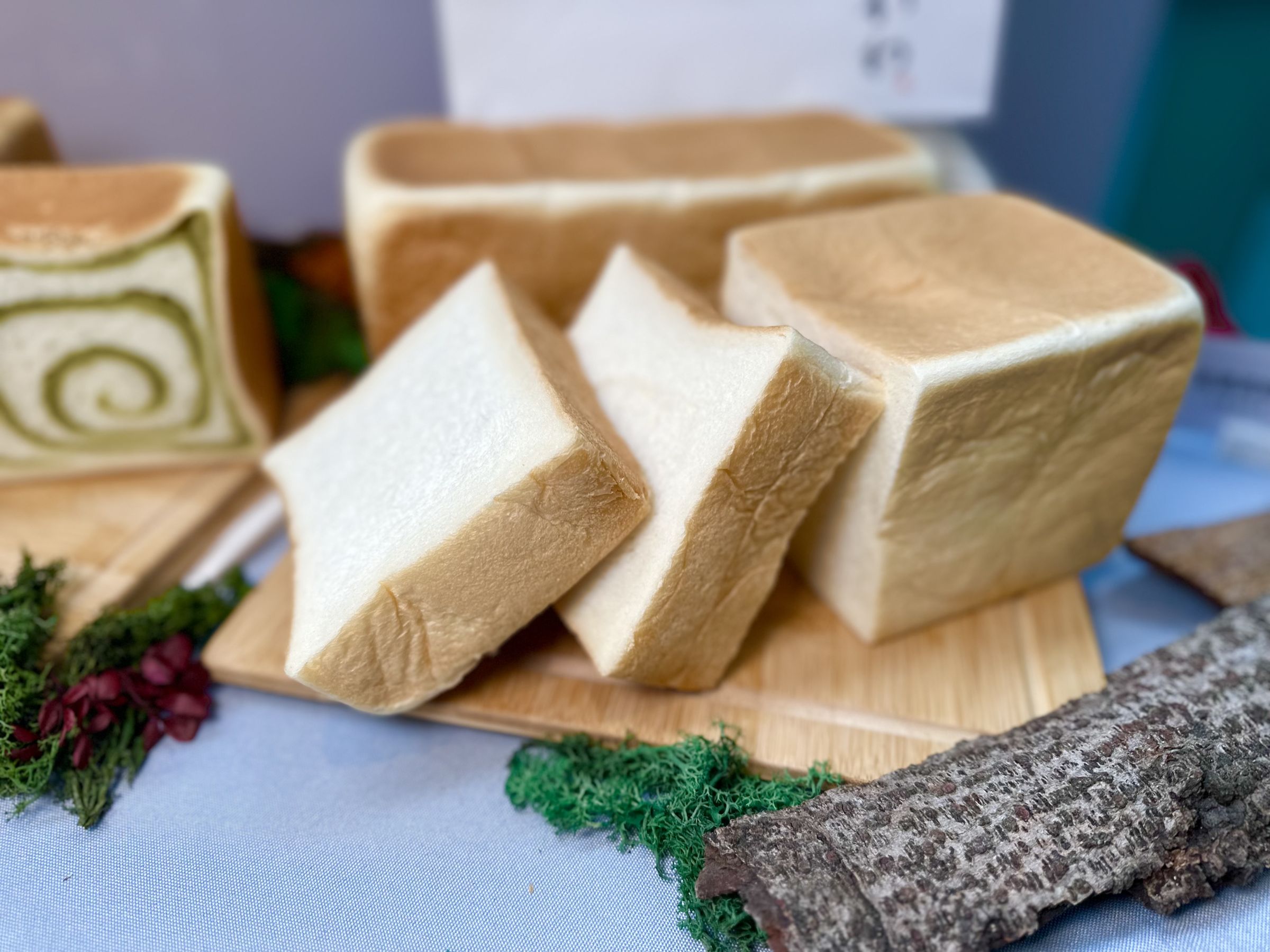 「定番高級吐司」麵體彈性十足,連邊邊的口感都很細緻。(360元/條)