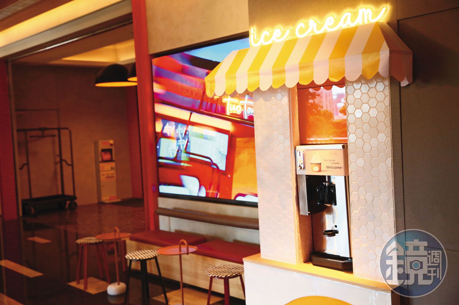 Two Tails Hotel大廳設有冰淇淋機器，讓客人享用熱帶水果冰淇淋。