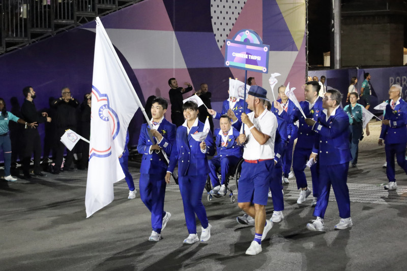 台灣代表隊前進巴黎帕運，由劉雅婷、陳柏諺擔任掌旗官進場。（體育署提供）