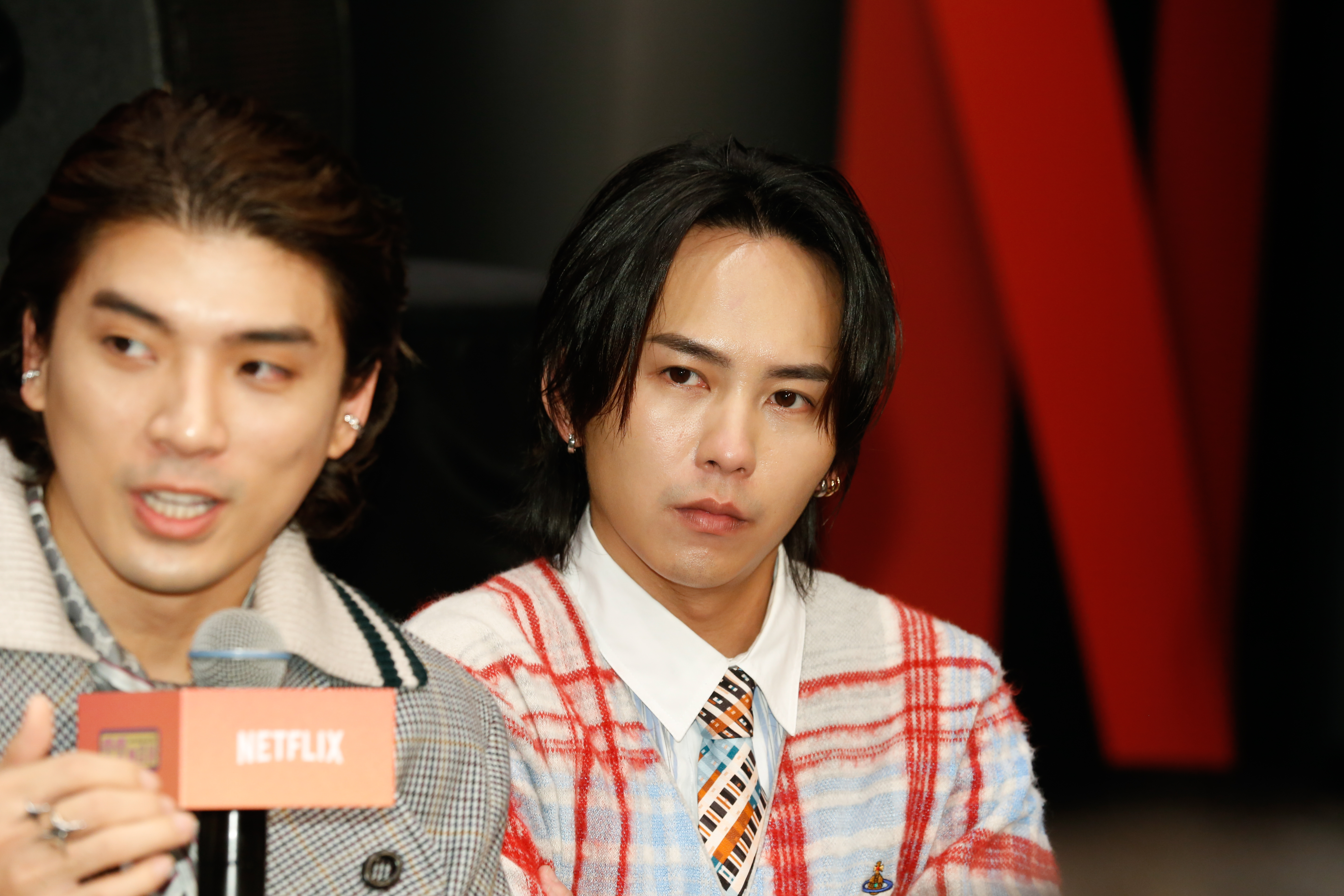 巫建和（右）在《愛愛內含光》中飾演男同志，與林哲熹（左）是一對情侶。（本刊資料照）