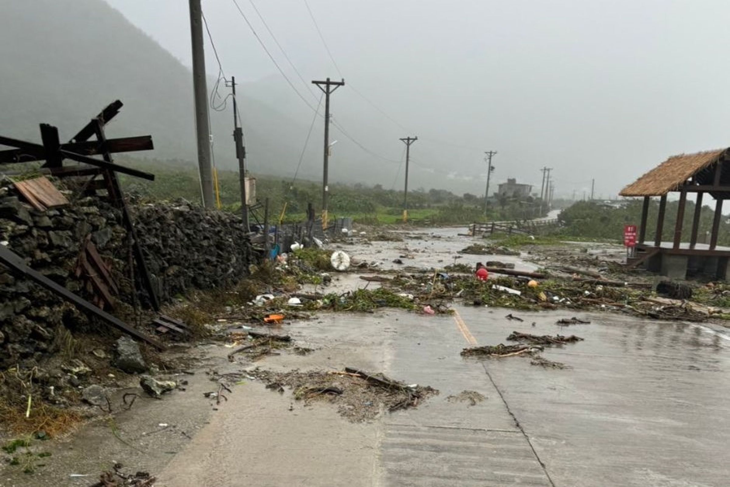 蘭嶼鄉公所指出,各部落陸續通報停電及網路訊息不良,目前現況仍然持續強風及暴雨。(翻攝自蘭嶼鄉公所臉書)
