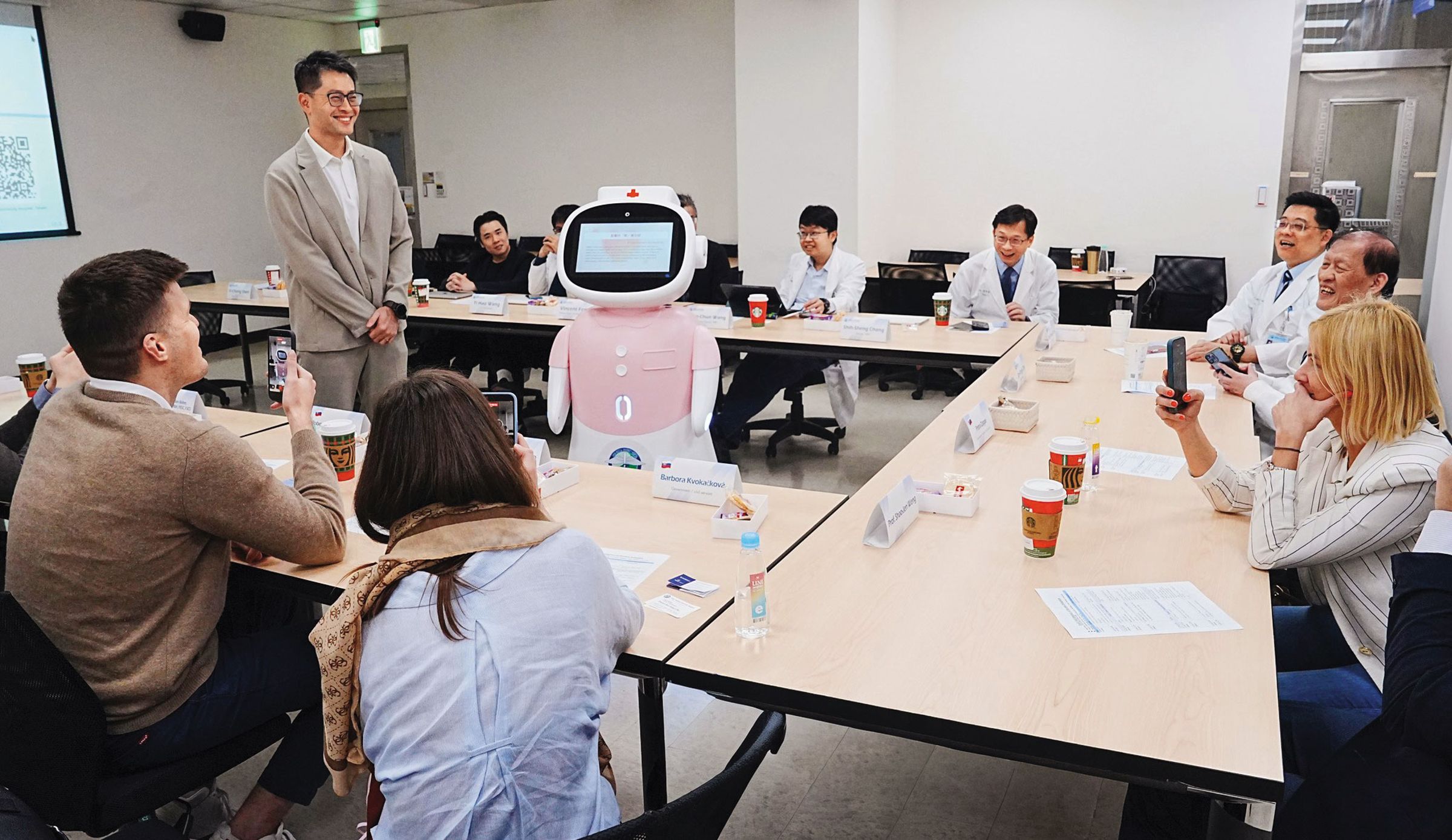中醫大附醫每週由院長周德陽親自主持院內討論會議,督軍愛寶的使用和推廣狀況。