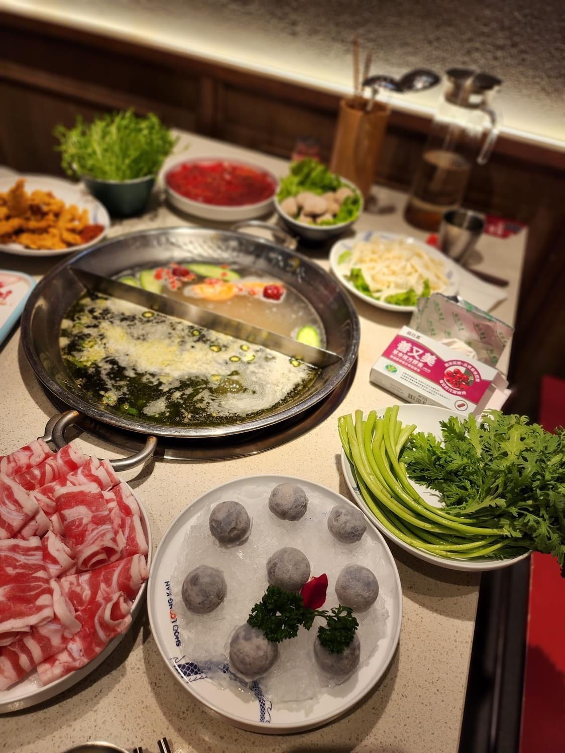 出國品嚐美食藍心湄吃吃喝喝不忘帶著自己代言的善又美膠囊來維持好身材。（翻攝自藍心湄臉書）
