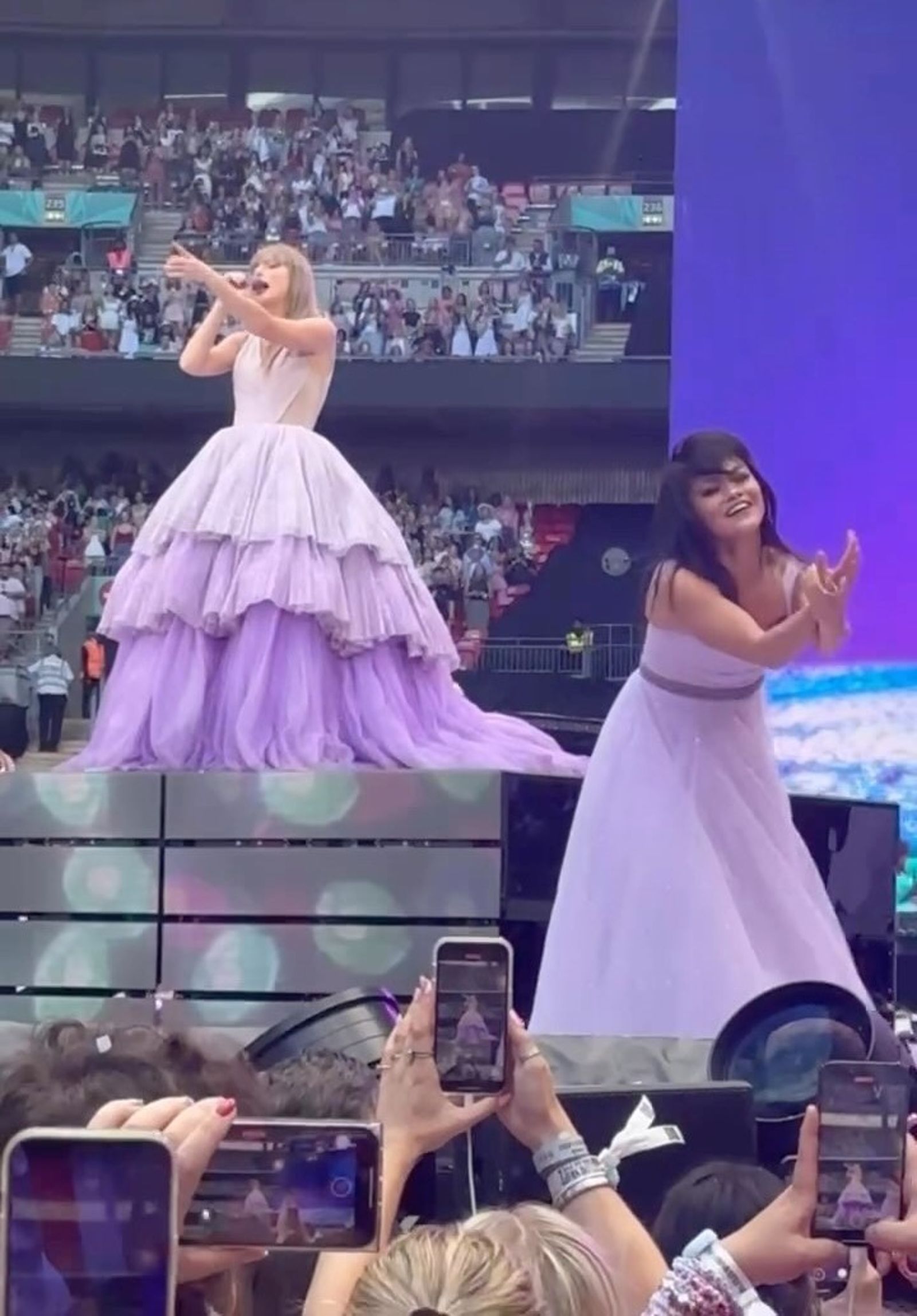 舞者們圍繞泰勒絲演出，Karen（前）以肢體語言詮釋情感。（翻攝IG／＠karenschuang）