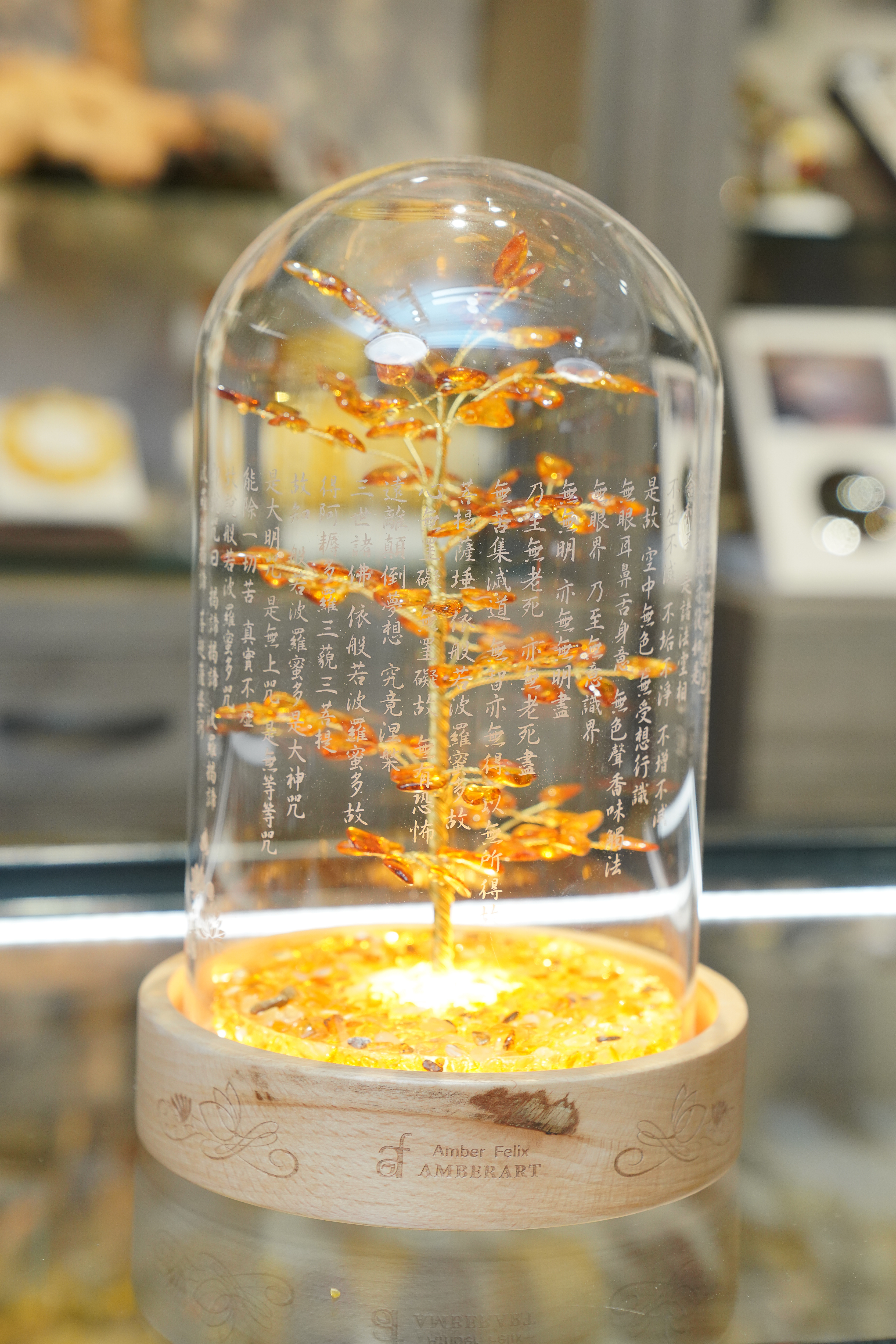 劉香秀將波蘭進口的琥珀樹與心經燈結合，成雅致的文創商品。（11,800元／組）