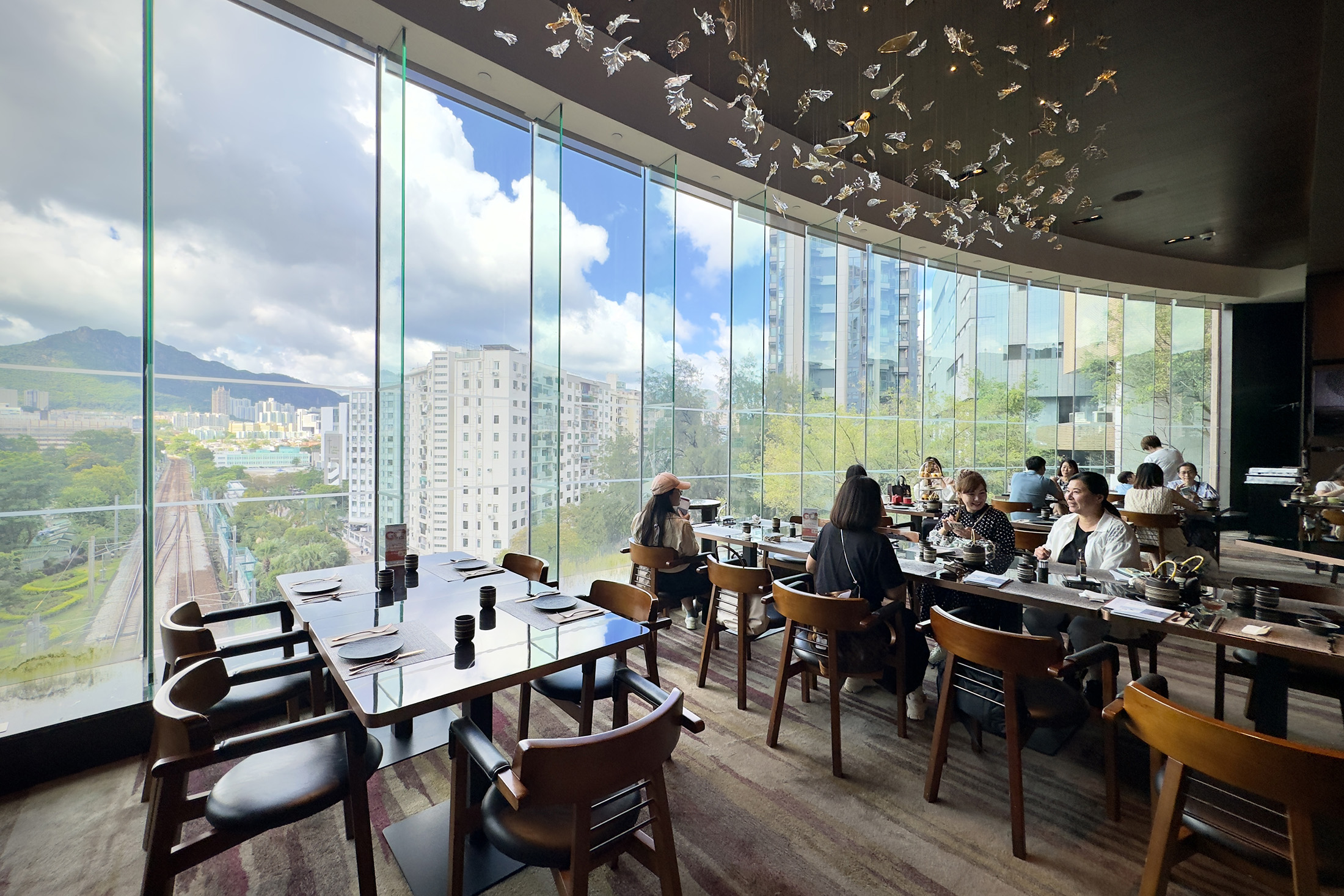 獅房菜餐廳座落帝京酒店3樓，餐廳擁有大面積落地窗戶，可欣賞到港鐵往來的景色。