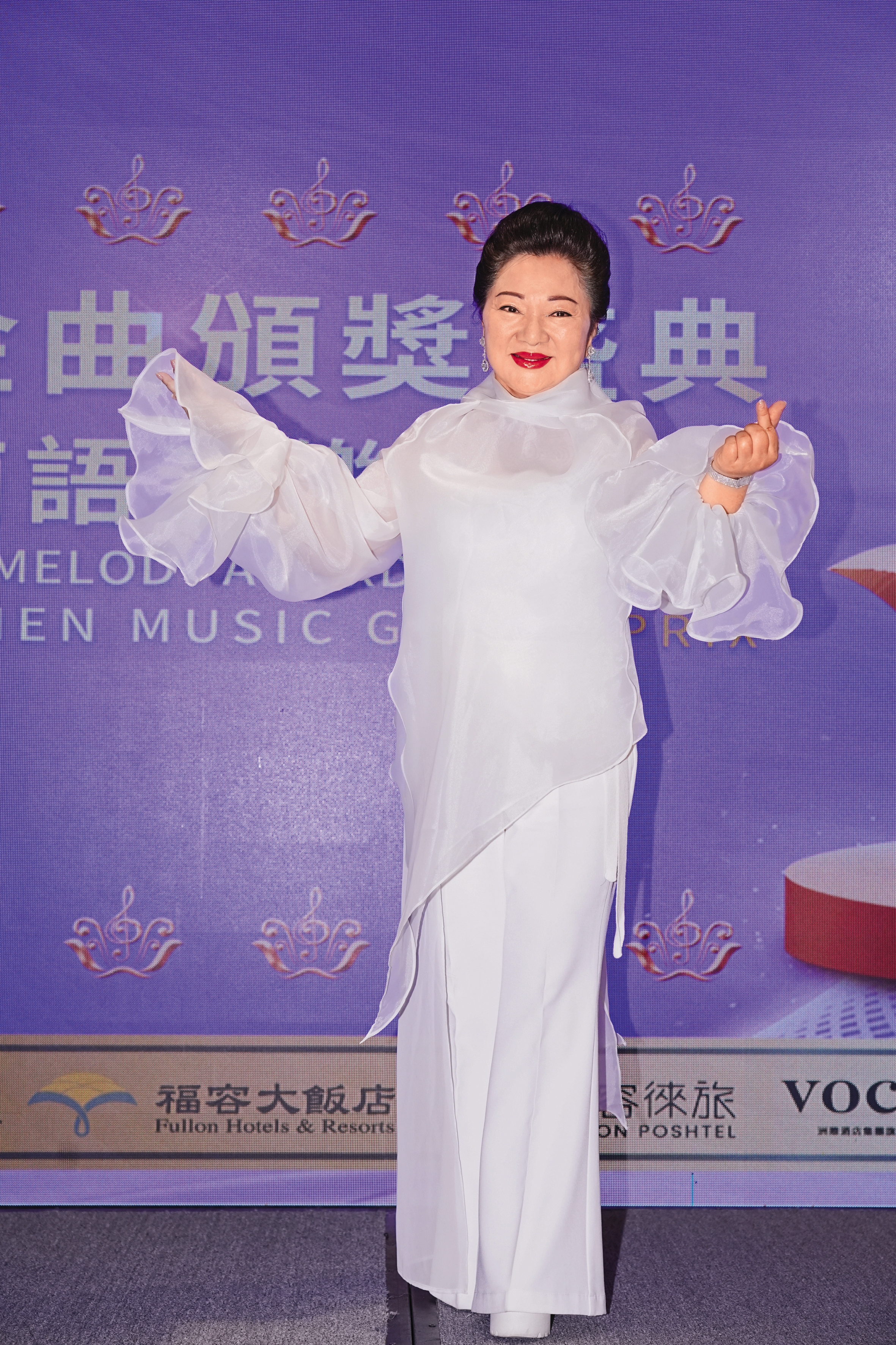 冰冰姐的「咖桃呼」(台語:膝蓋)超勇健,連十 六蹲都難不倒她,祕訣是「有空蹲著看電視。」