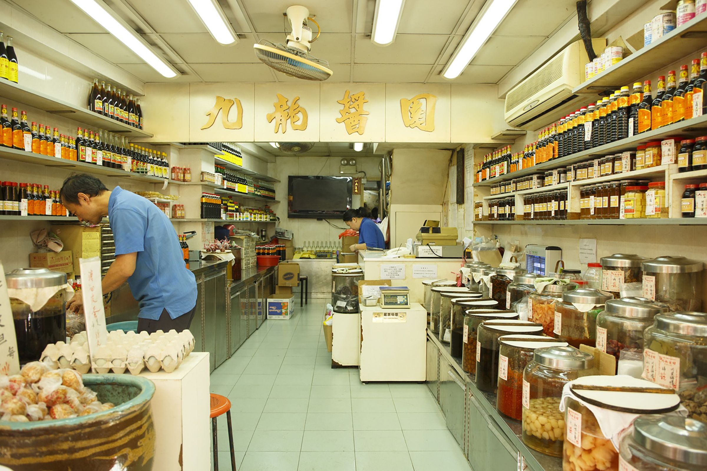 香港老字號「九龍醬園」販售古法釀製的醬油與各式地道醃製品，是爸媽遊港必買的經典伴手禮首選。（香港旅遊發展局提供）