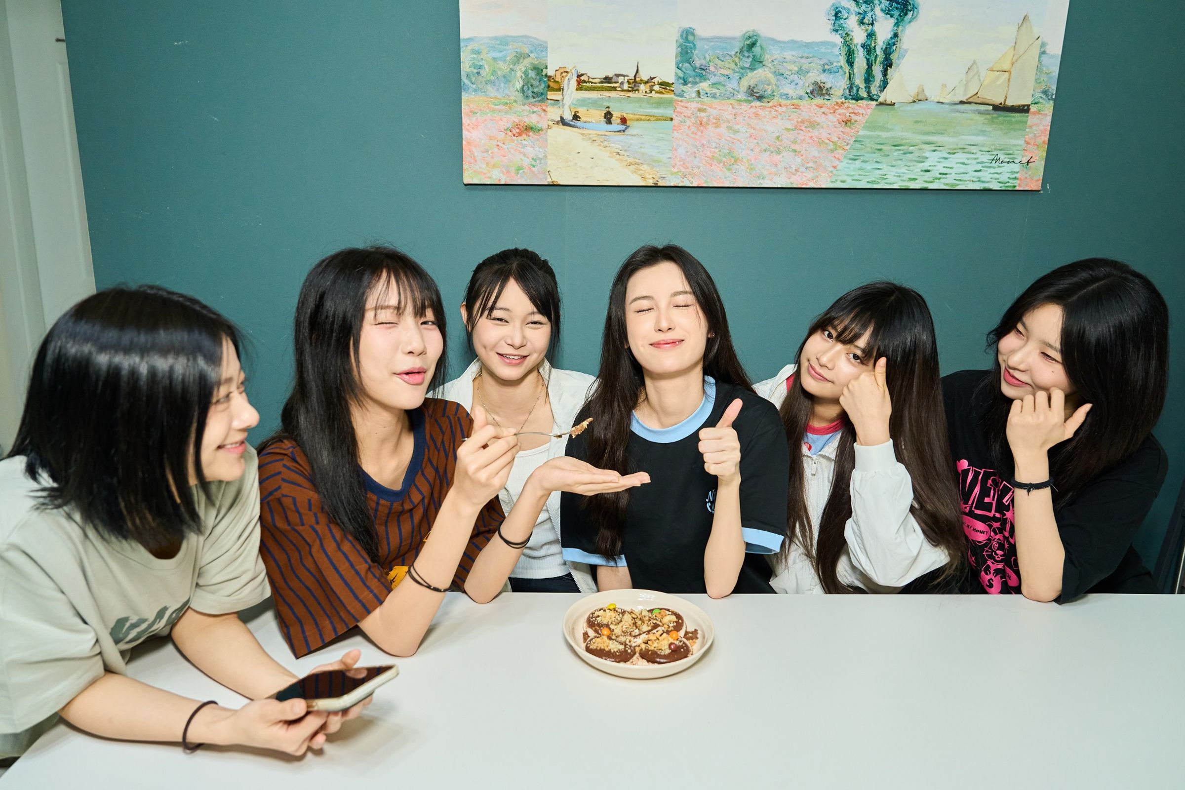 GENBLUE幻藍小熊成員毓明（8日）將過18歲生日，成員親手做生日蛋糕超有心。（天空娛樂提供）