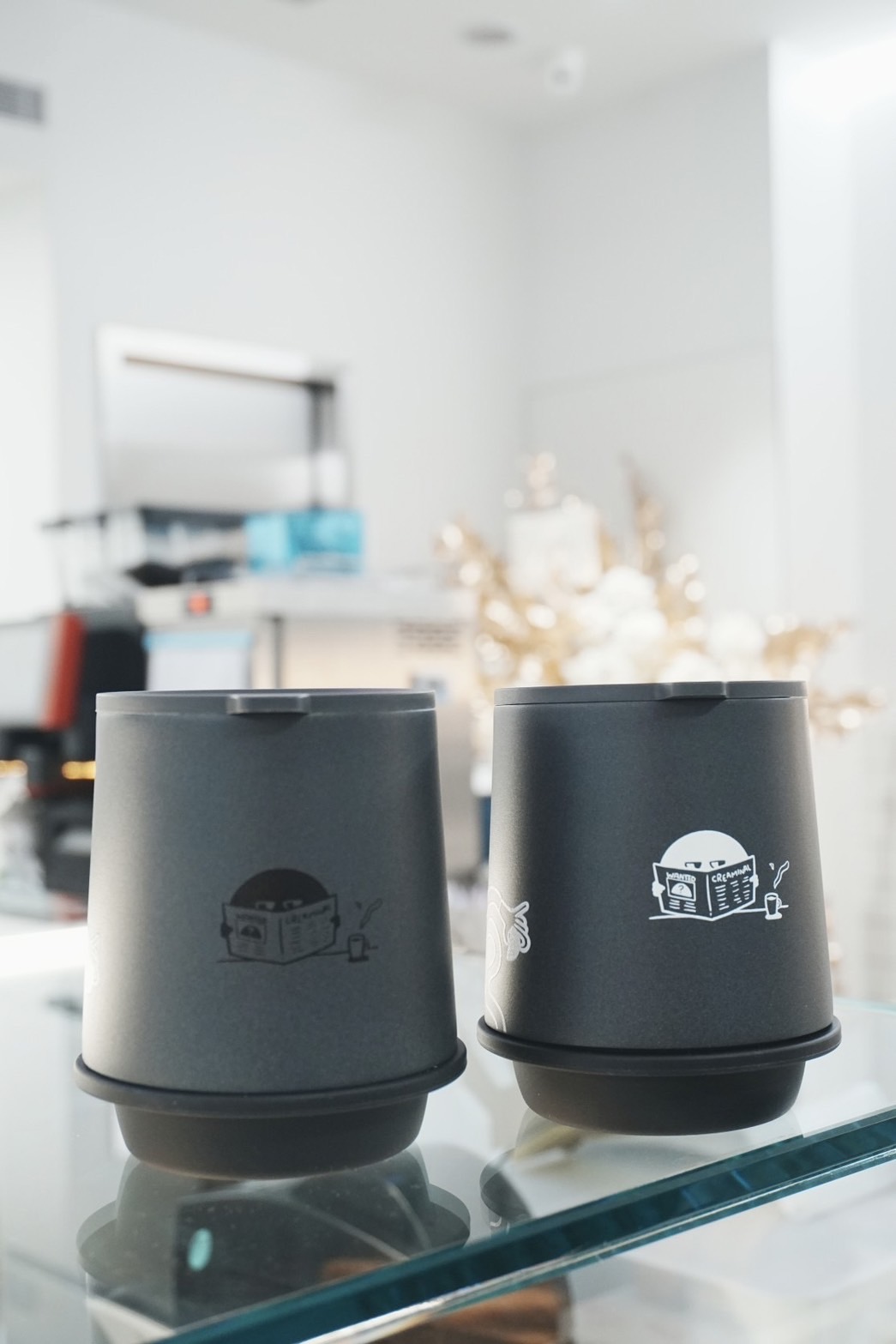 印上Creaminal IP的保溫杯來自創辦人協槓本業品牌「WOKY」，講究的台灣工藝與俐落造型，甚至得過德國紅點設計大獎。（尚未定價，以店家公告為準）
